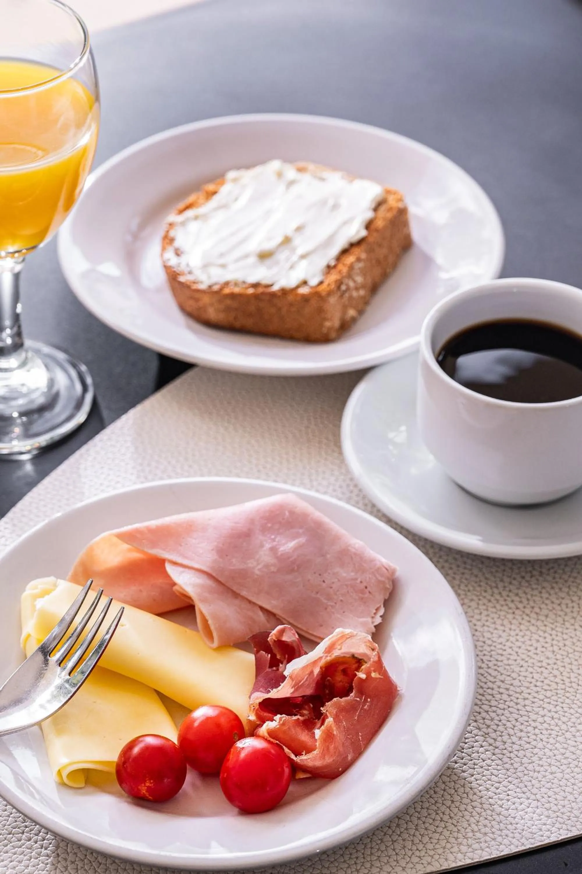 Food and drinks in Parque Hotel Jean Clevers