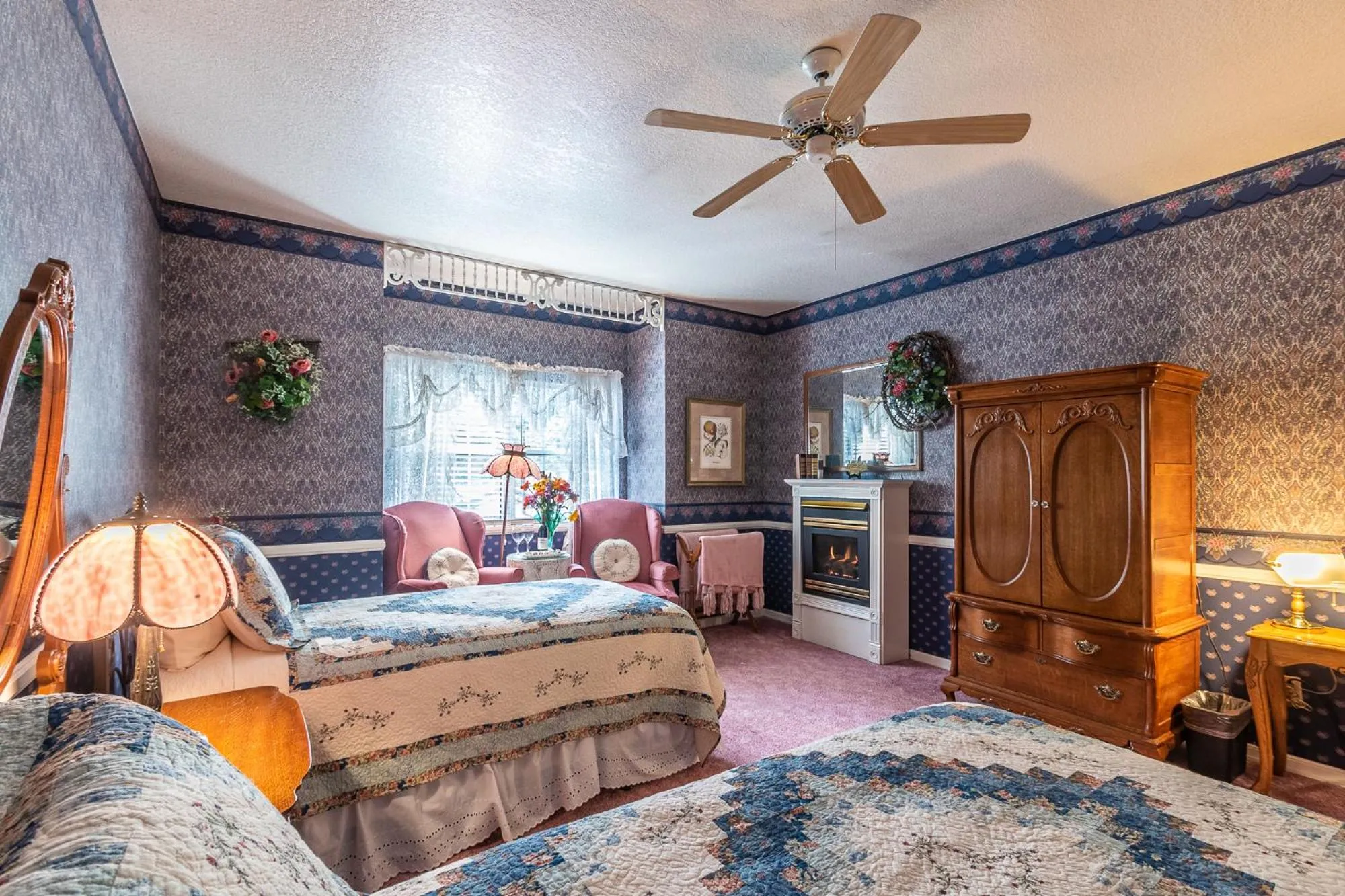 Bed in Apples Bed and Breakfast Inn