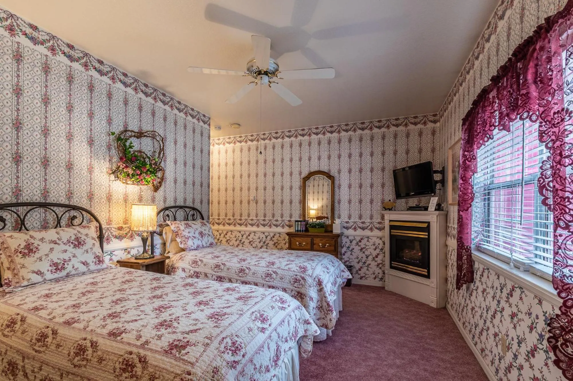 Bed in Apples Bed and Breakfast Inn