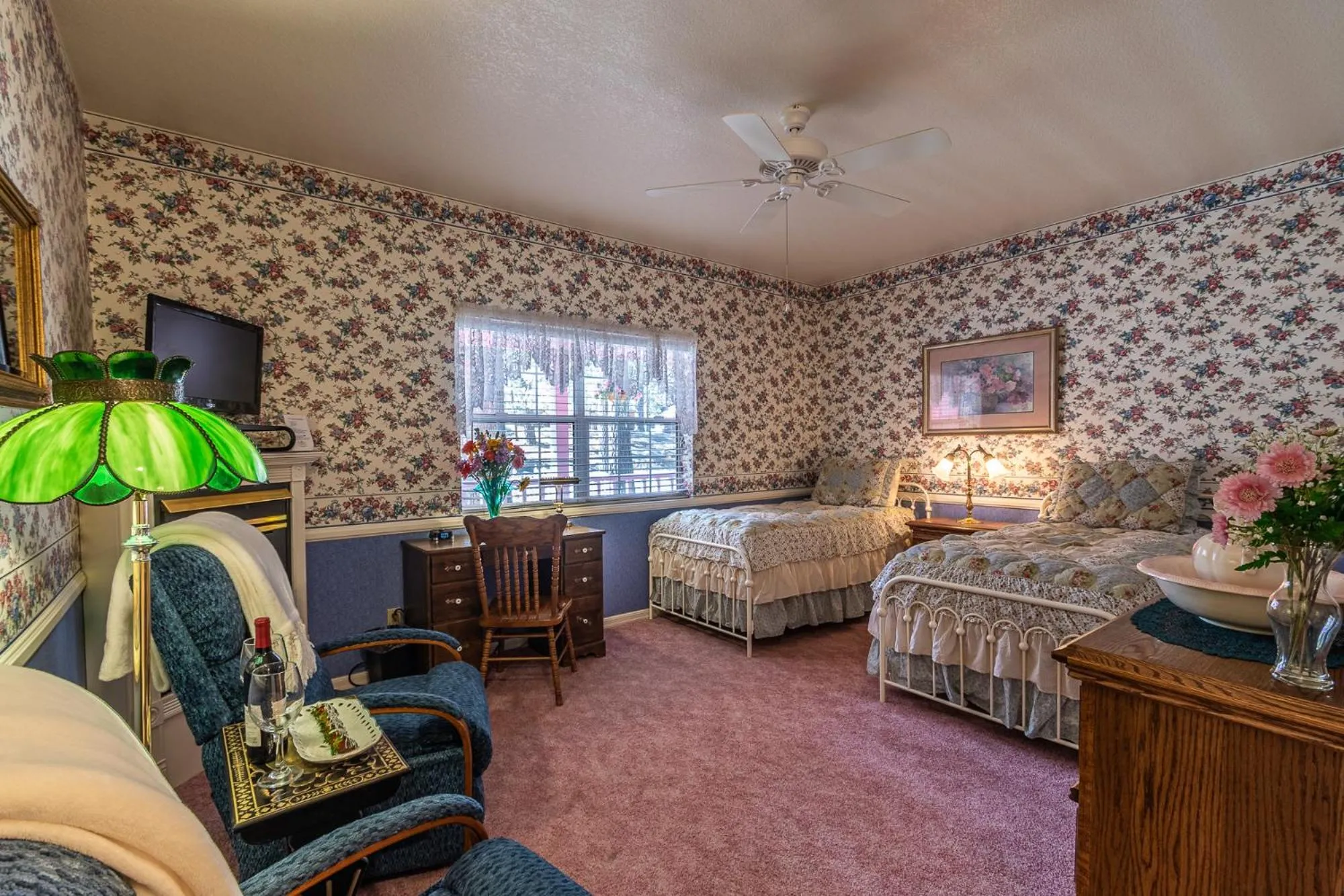 Bed in Apples Bed and Breakfast Inn