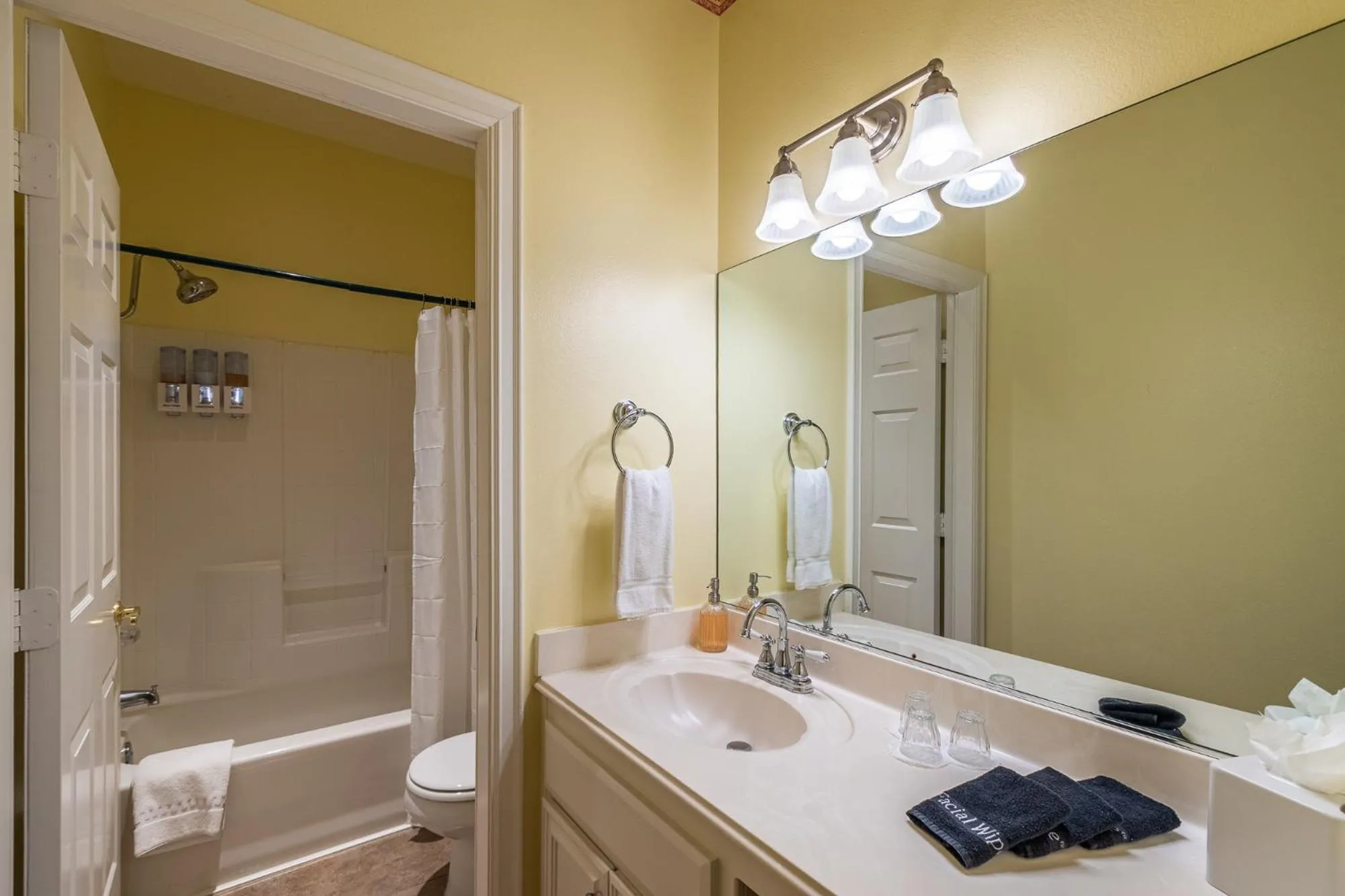 Apples Bed and Breakfast Inn