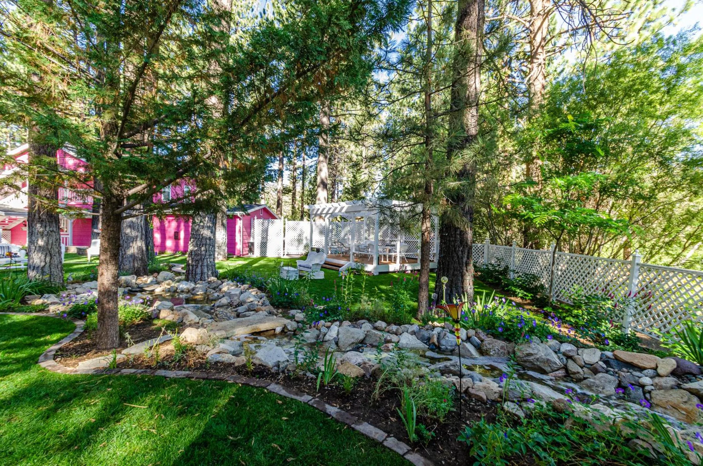 Apples Bed and Breakfast Inn