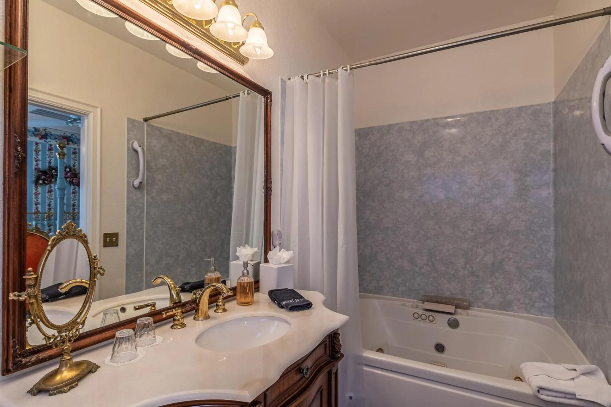 Apples Bed and Breakfast Inn