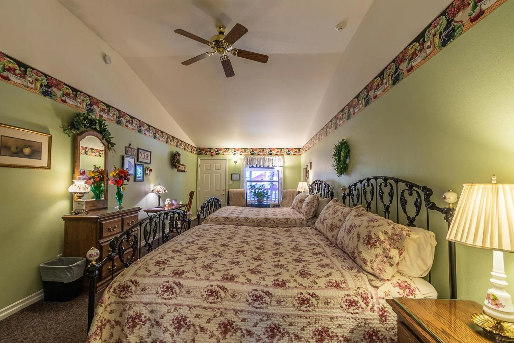 Bed in Apples Bed and Breakfast Inn