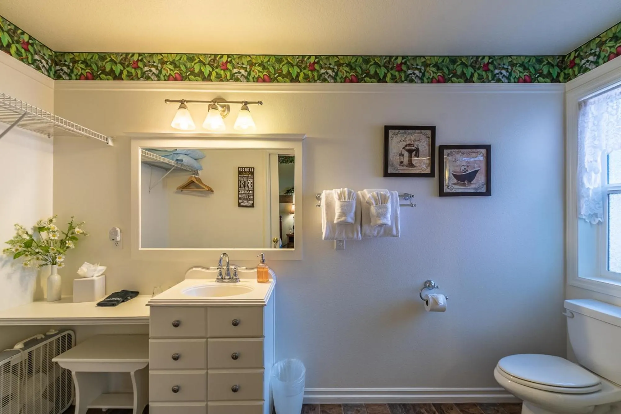 Apples Bed and Breakfast Inn