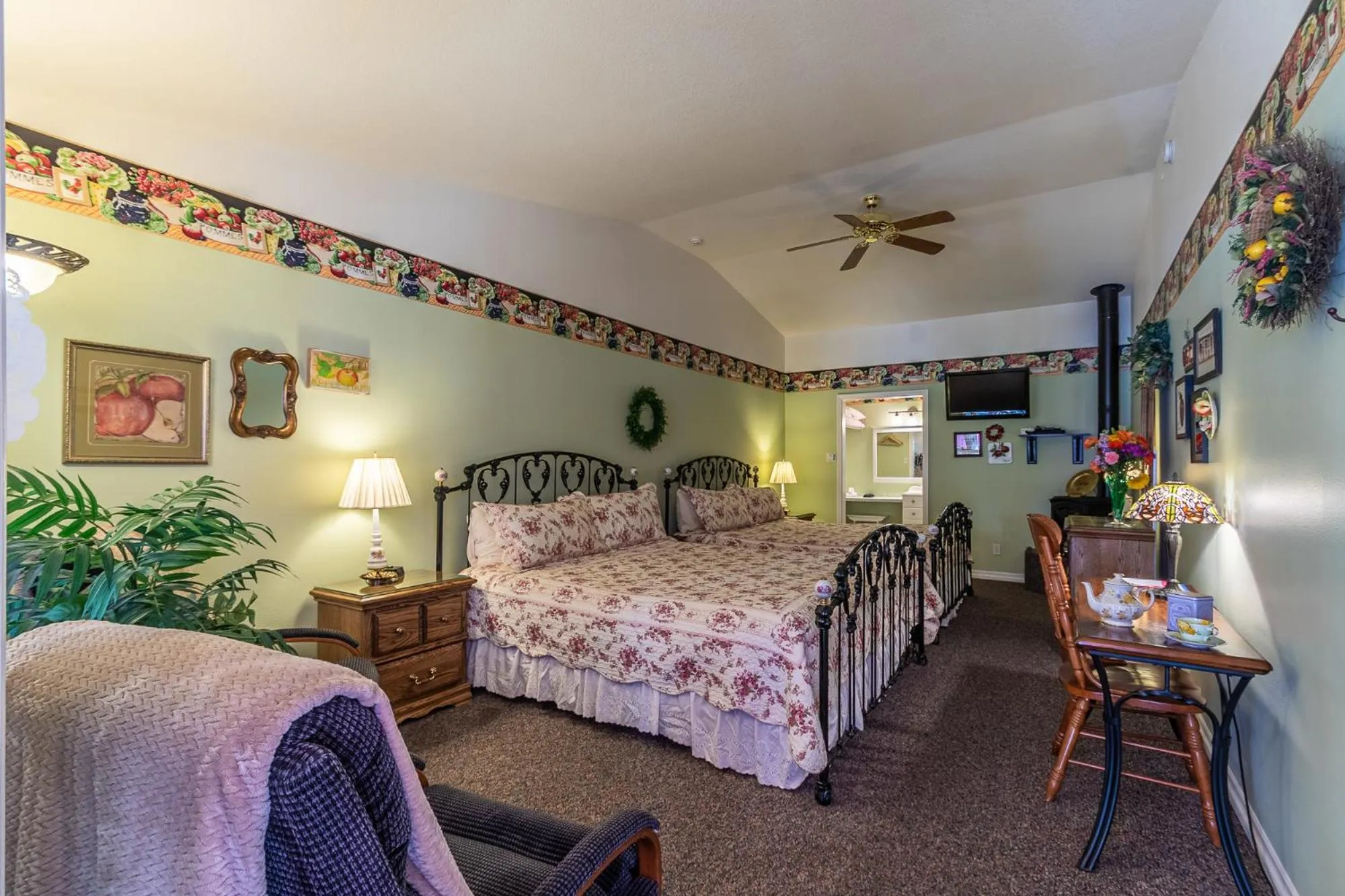 Bed in Apples Bed and Breakfast Inn