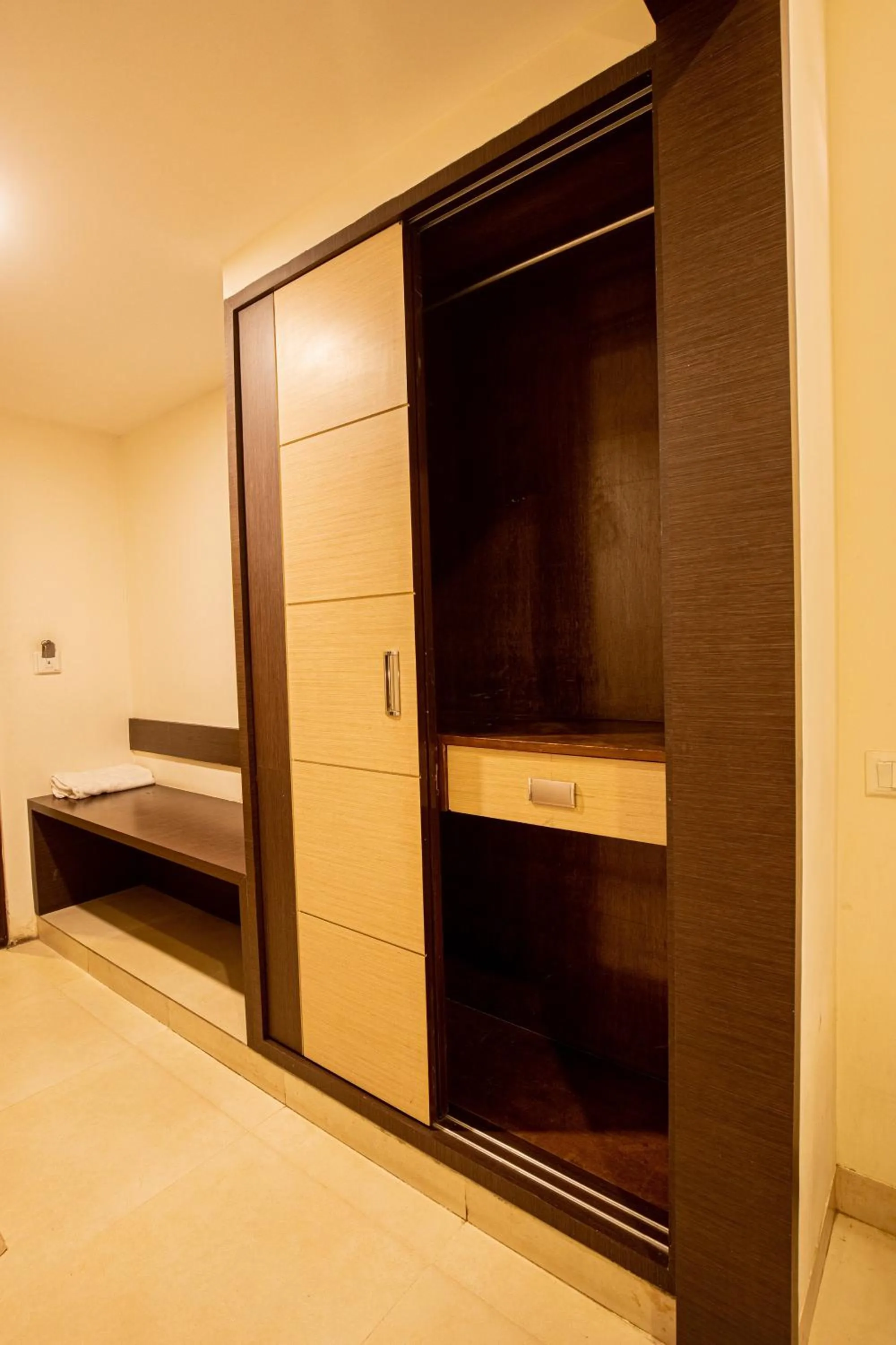 wardrobe, Bed in Sri Krishna Palace