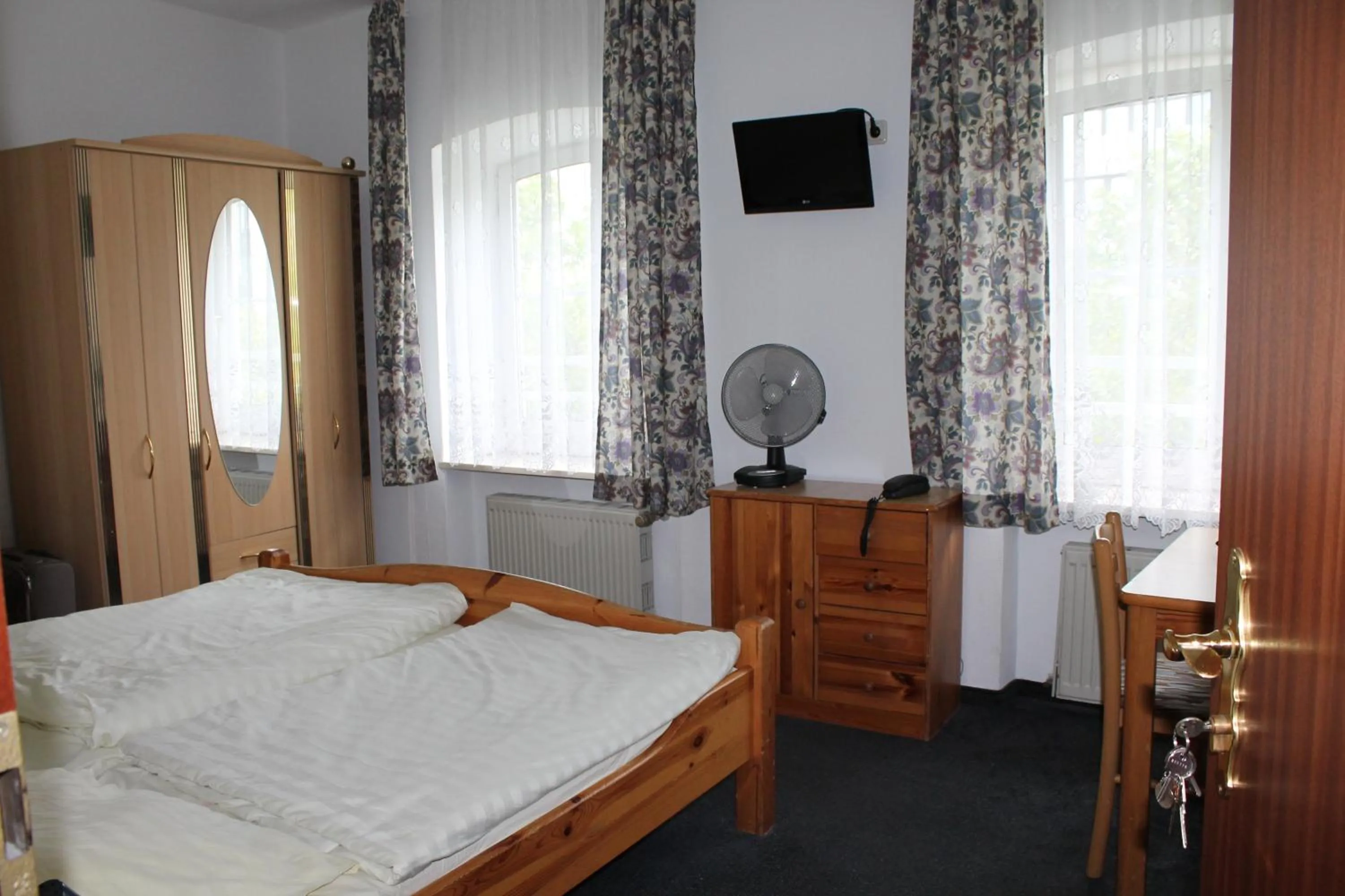 Photo of the whole room, Bed in Pension Locarno