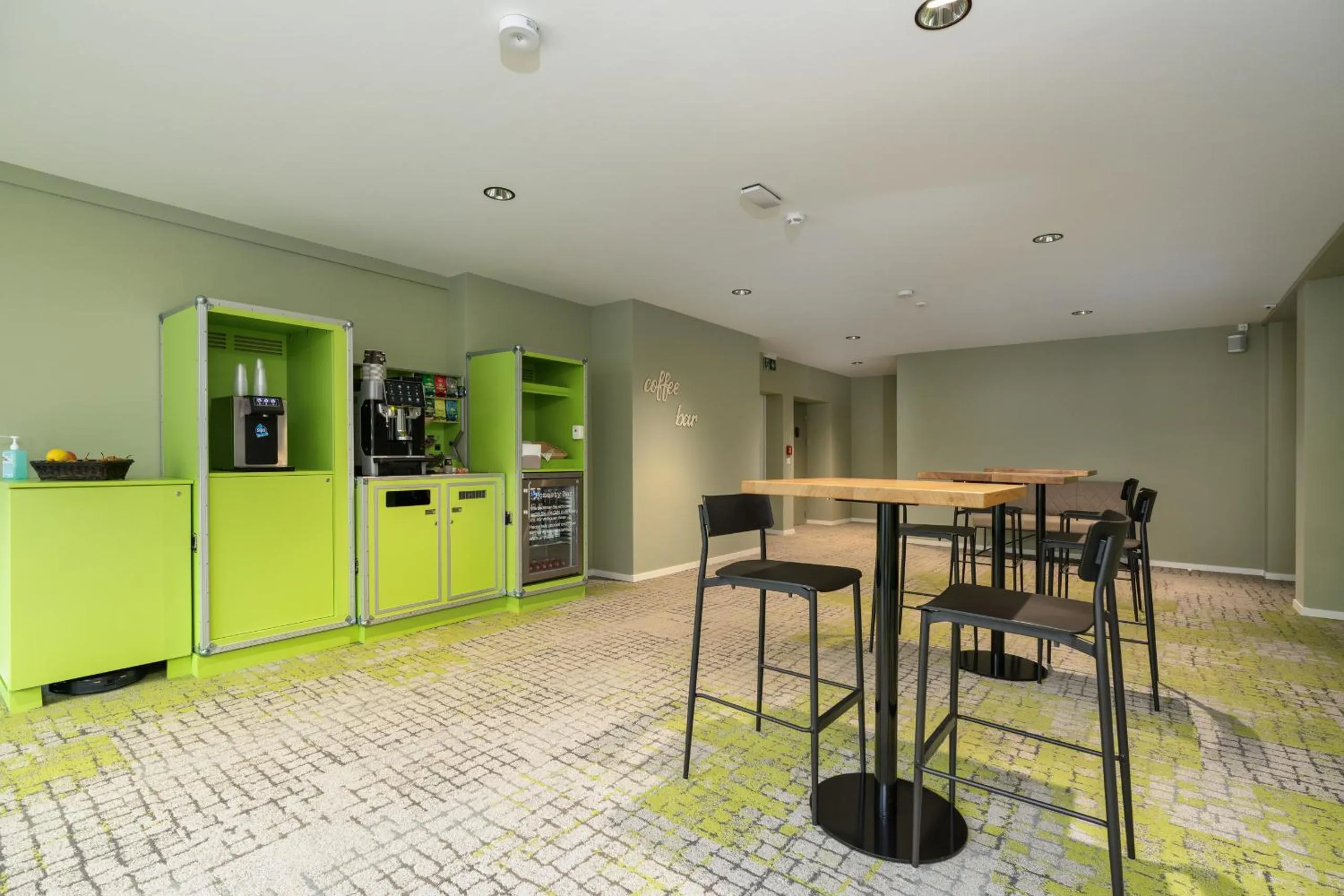 Communal lounge/ TV room in flexymotel Wil