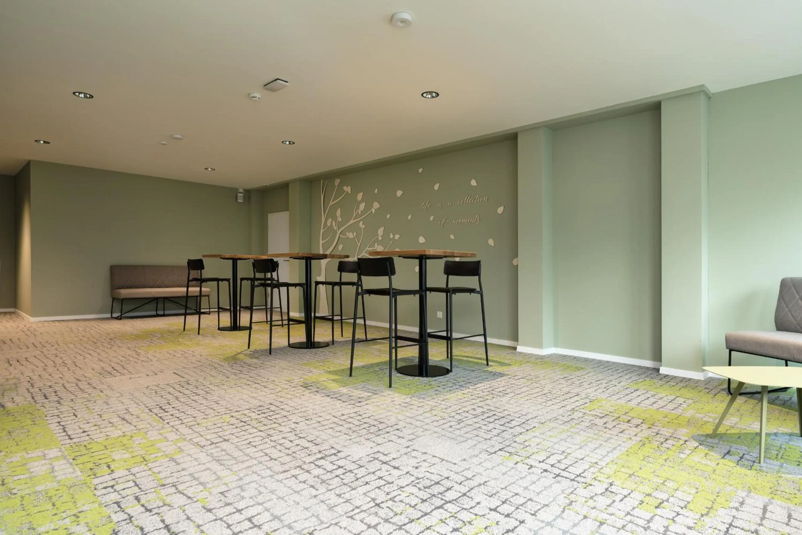 Communal lounge/ TV room in flexymotel Wil