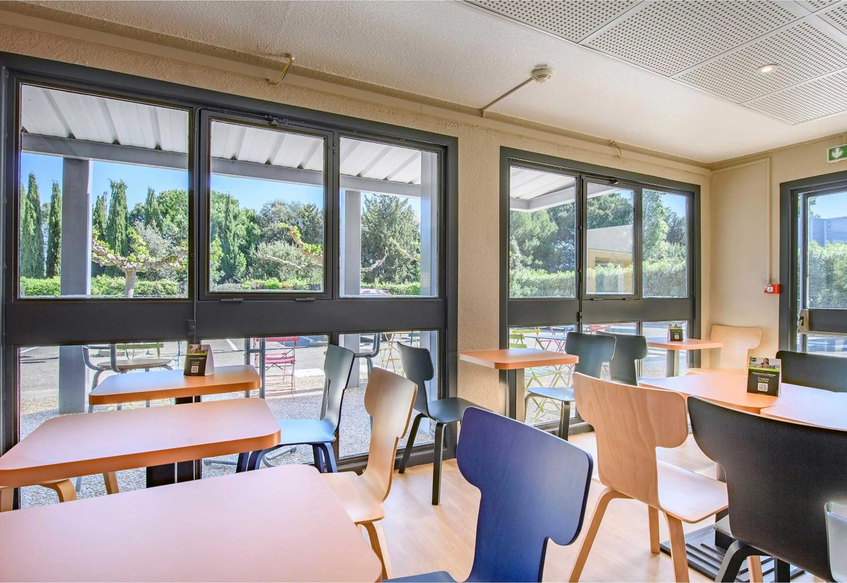 Restaurant/places to eat in B&B HOTEL Nîmes Caissargues