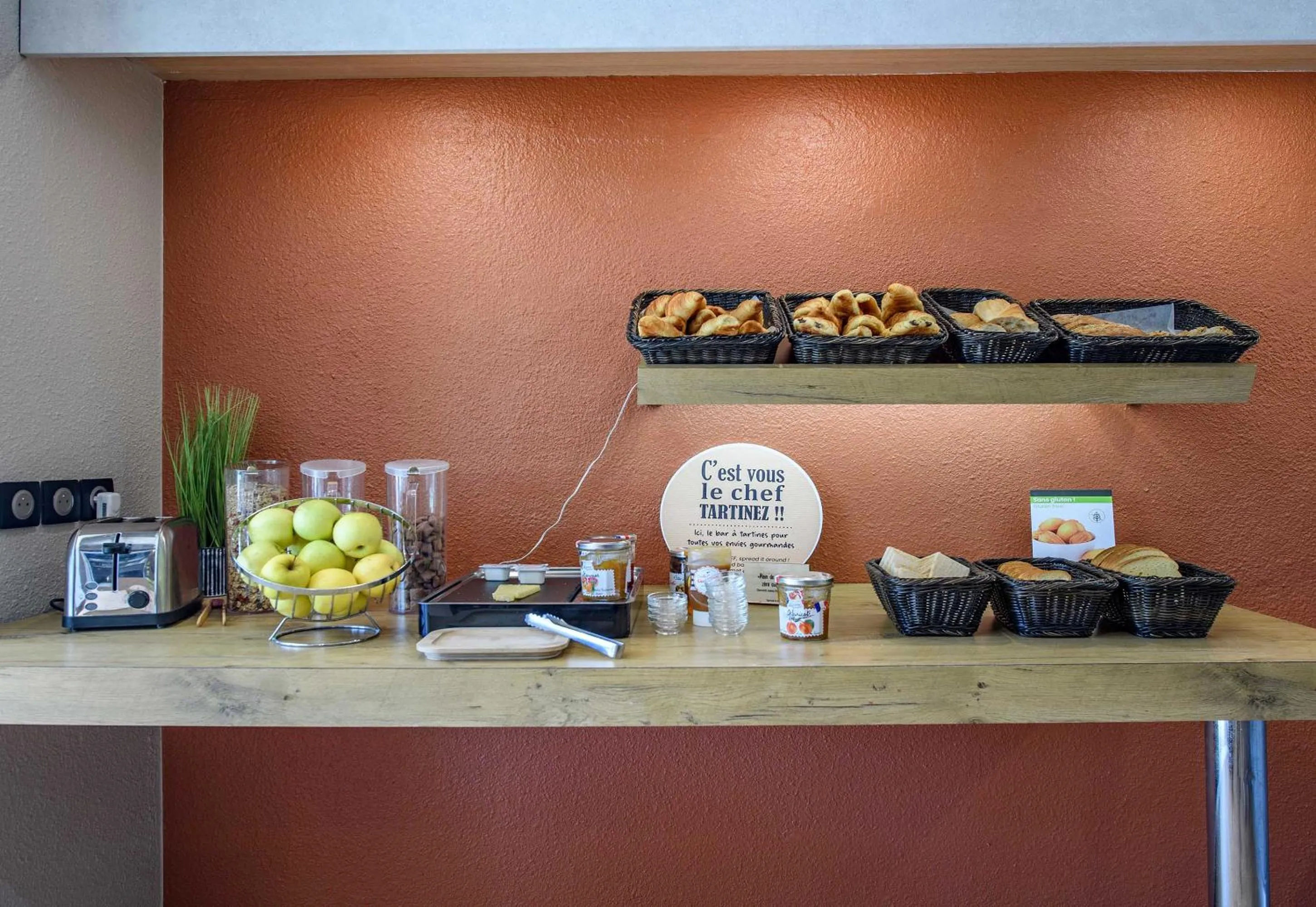 Buffet breakfast in B&B HOTEL Nîmes Caissargues