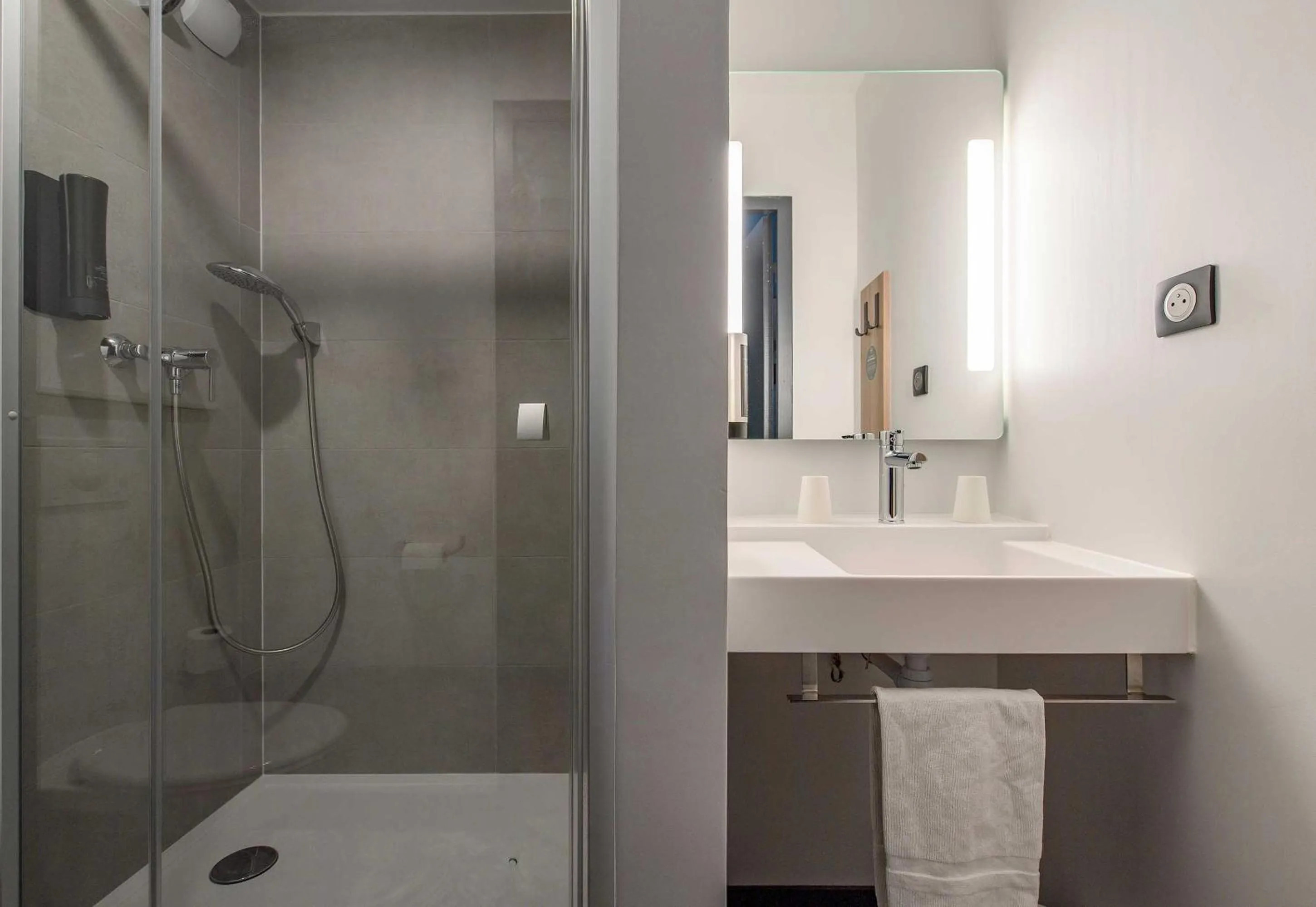 Bathroom in B&B HOTEL Nîmes Caissargues