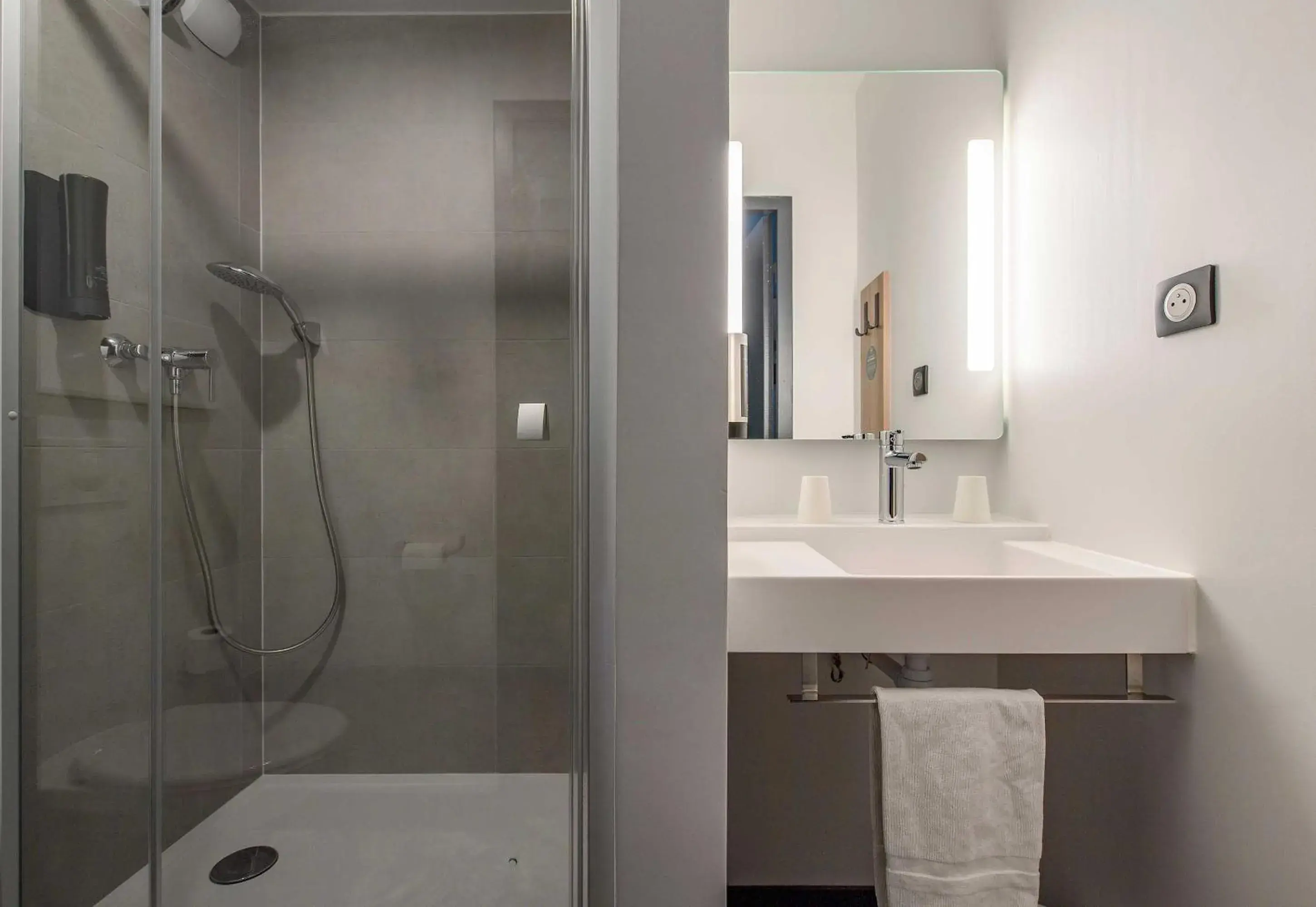 Triple Room with Three Single Beds in B&B HOTEL Nîmes Caissargues Triple Room with Three Single Beds in B&B HOTEL Nîmes Caissargues