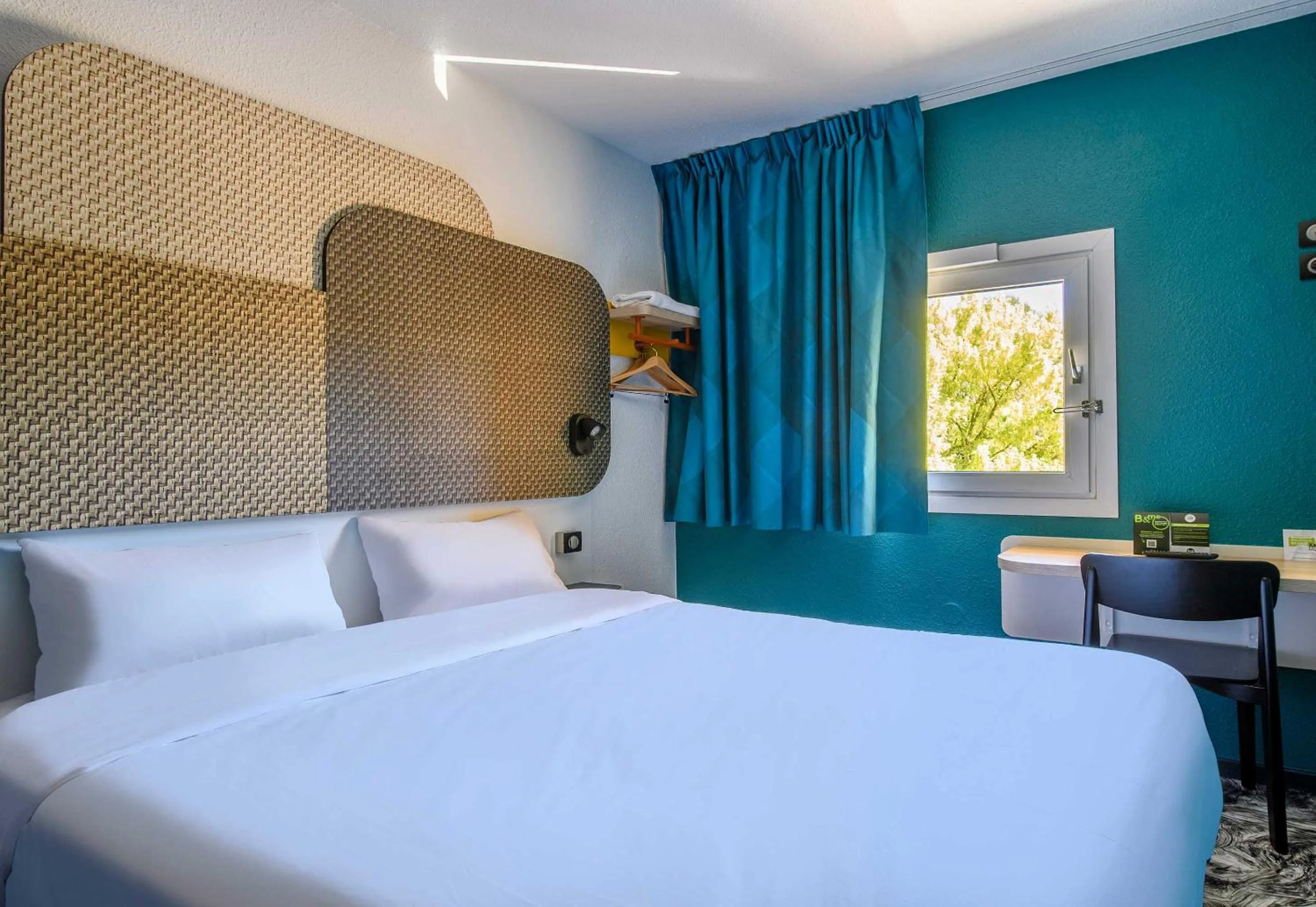 Bedroom, Bed in B&B HOTEL Nîmes Caissargues