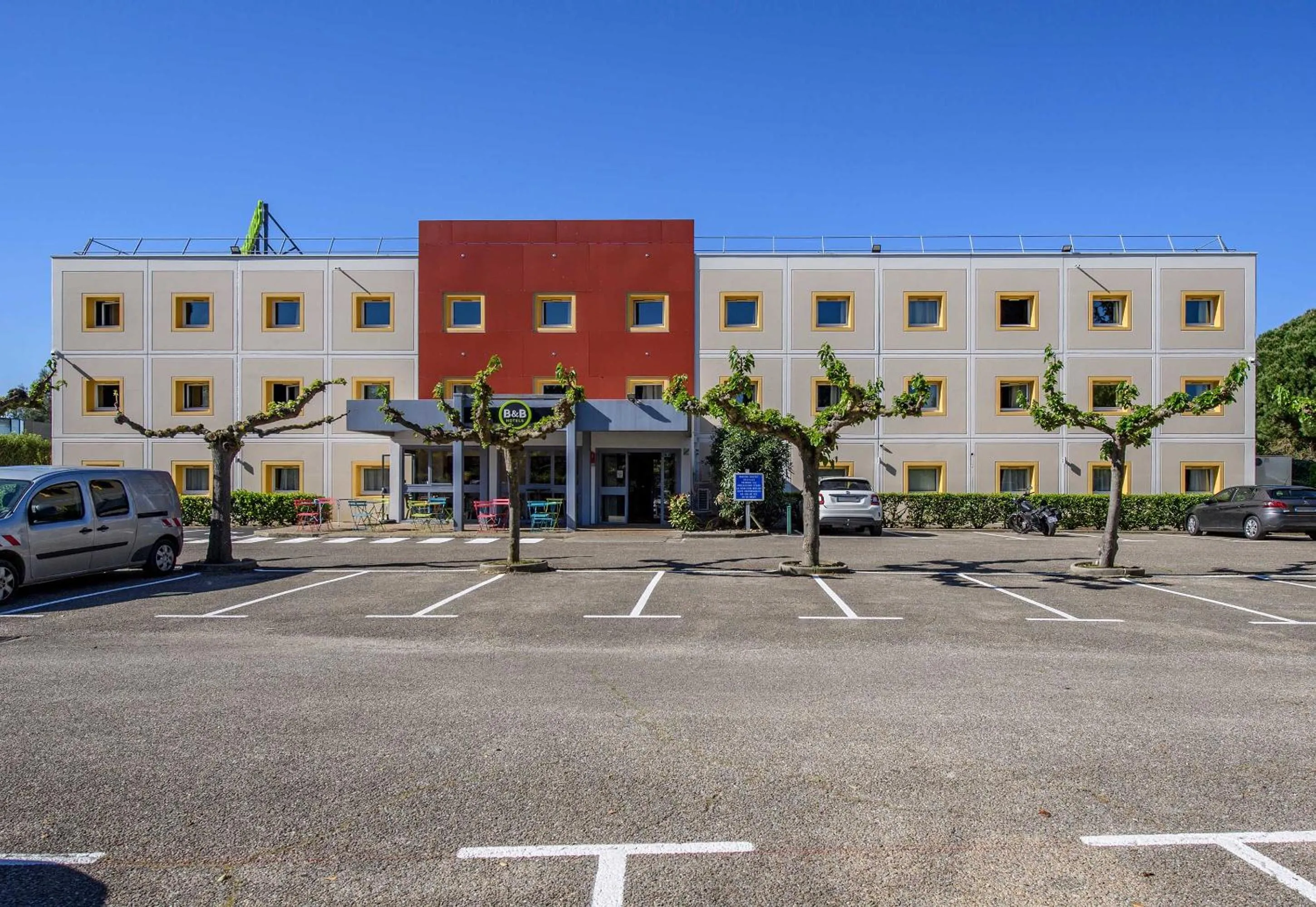 Property building in B&B HOTEL Nîmes Caissargues
