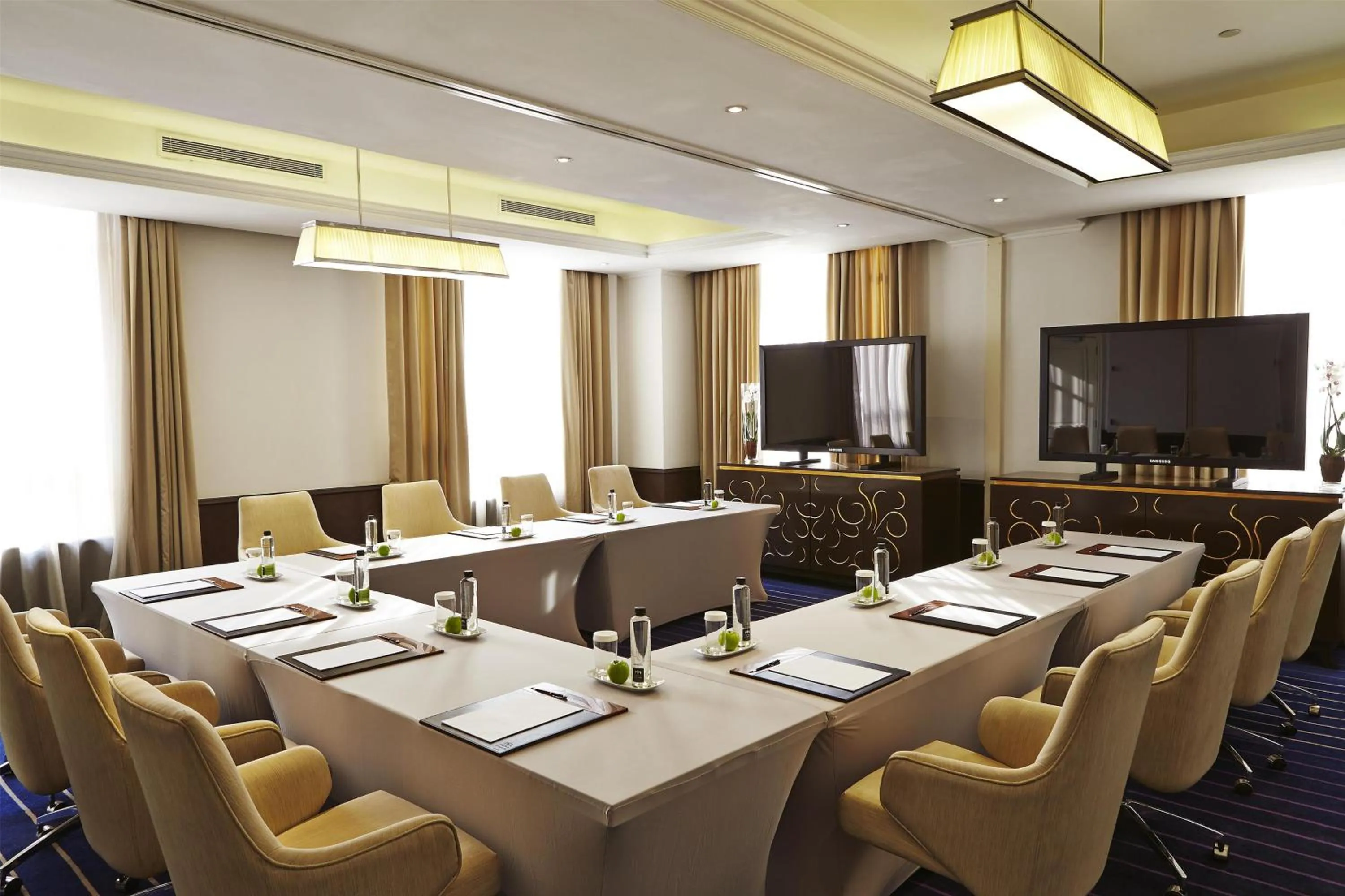 Meeting/conference room in Villa Rosa Kempinski