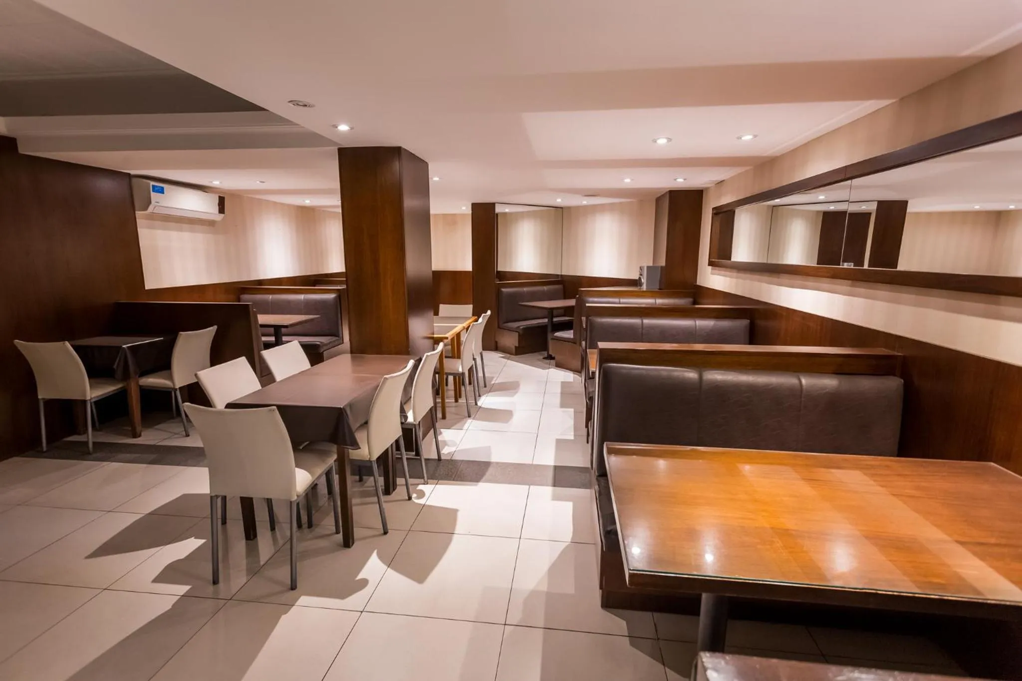 Restaurant/places to eat in Estocolmo Hotel by bund