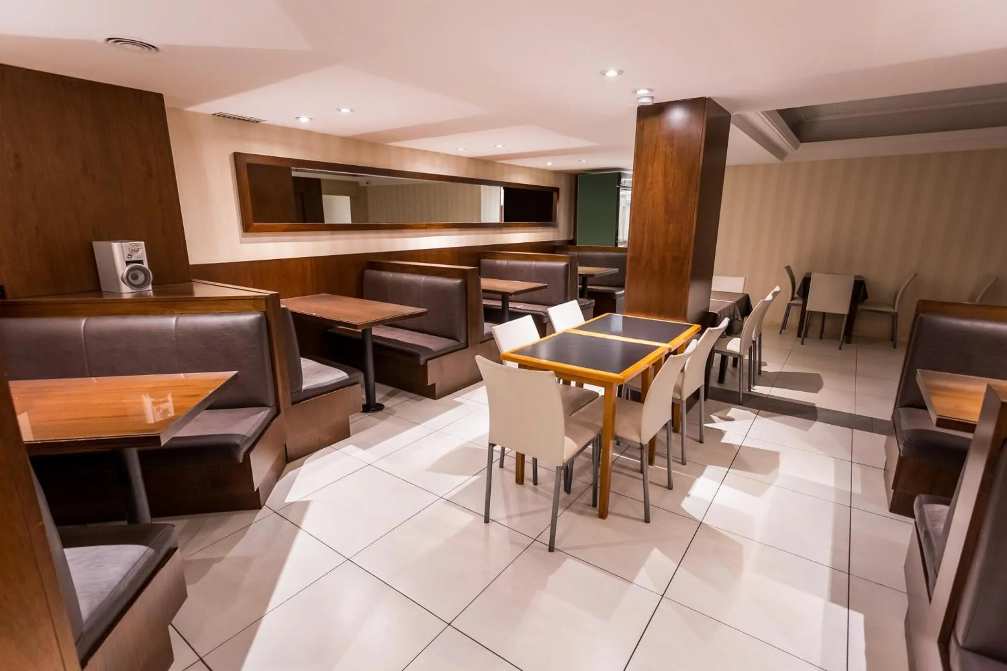 Restaurant/places to eat in Estocolmo Hotel by bund