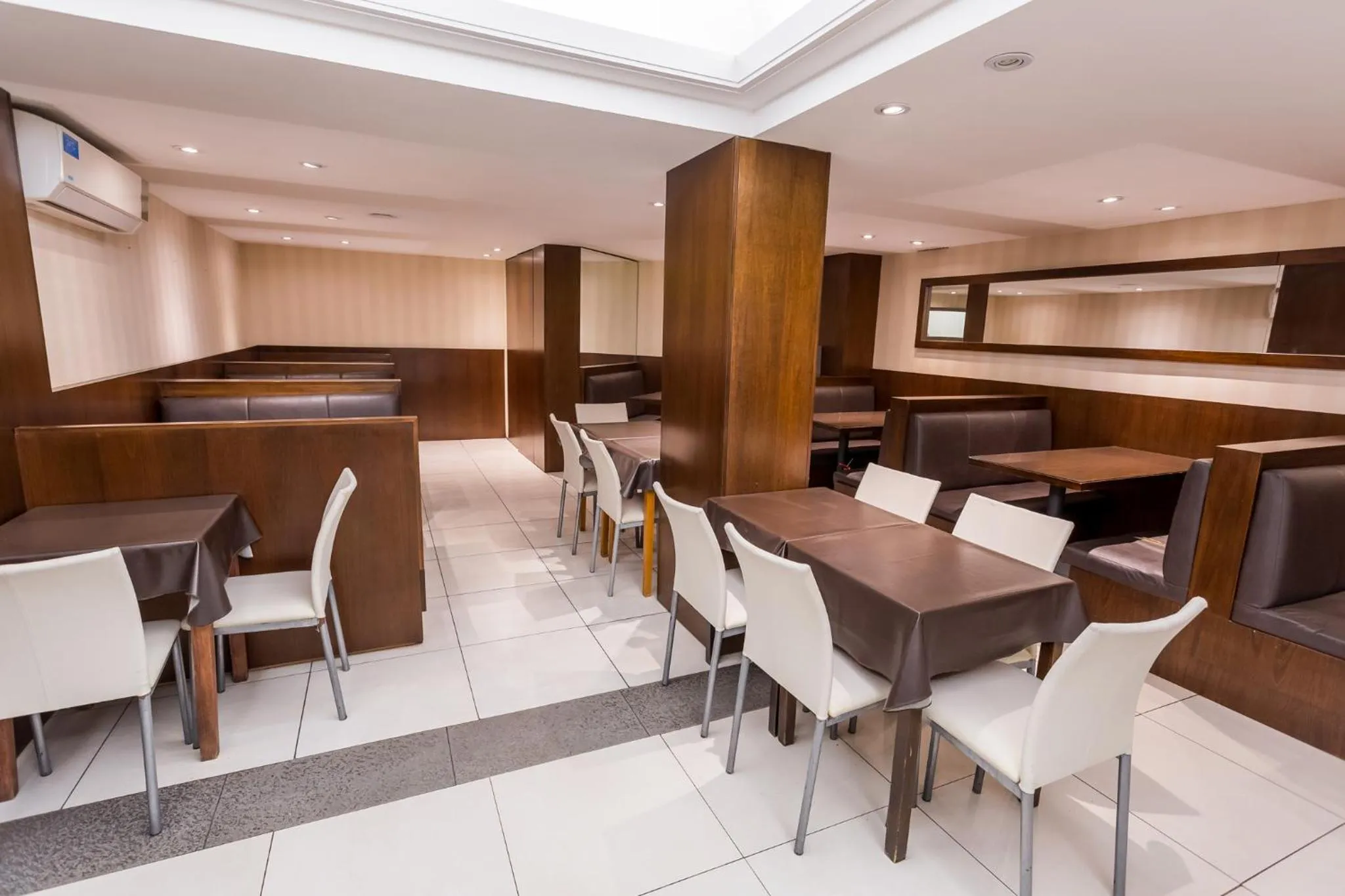 Restaurant/places to eat in Estocolmo Hotel by bund