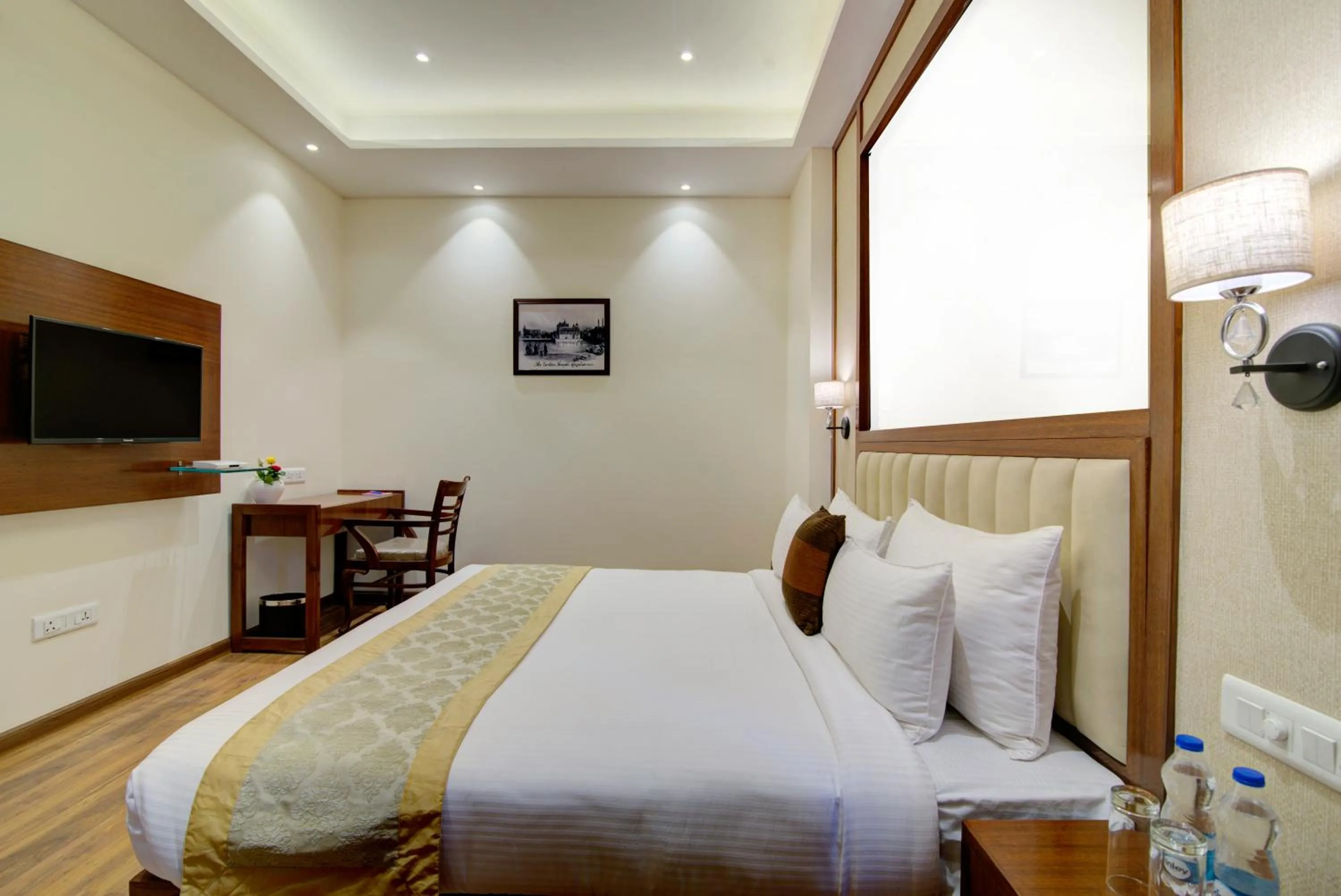 Photo of the whole room, Bed in Amritara Sadka Amritsar