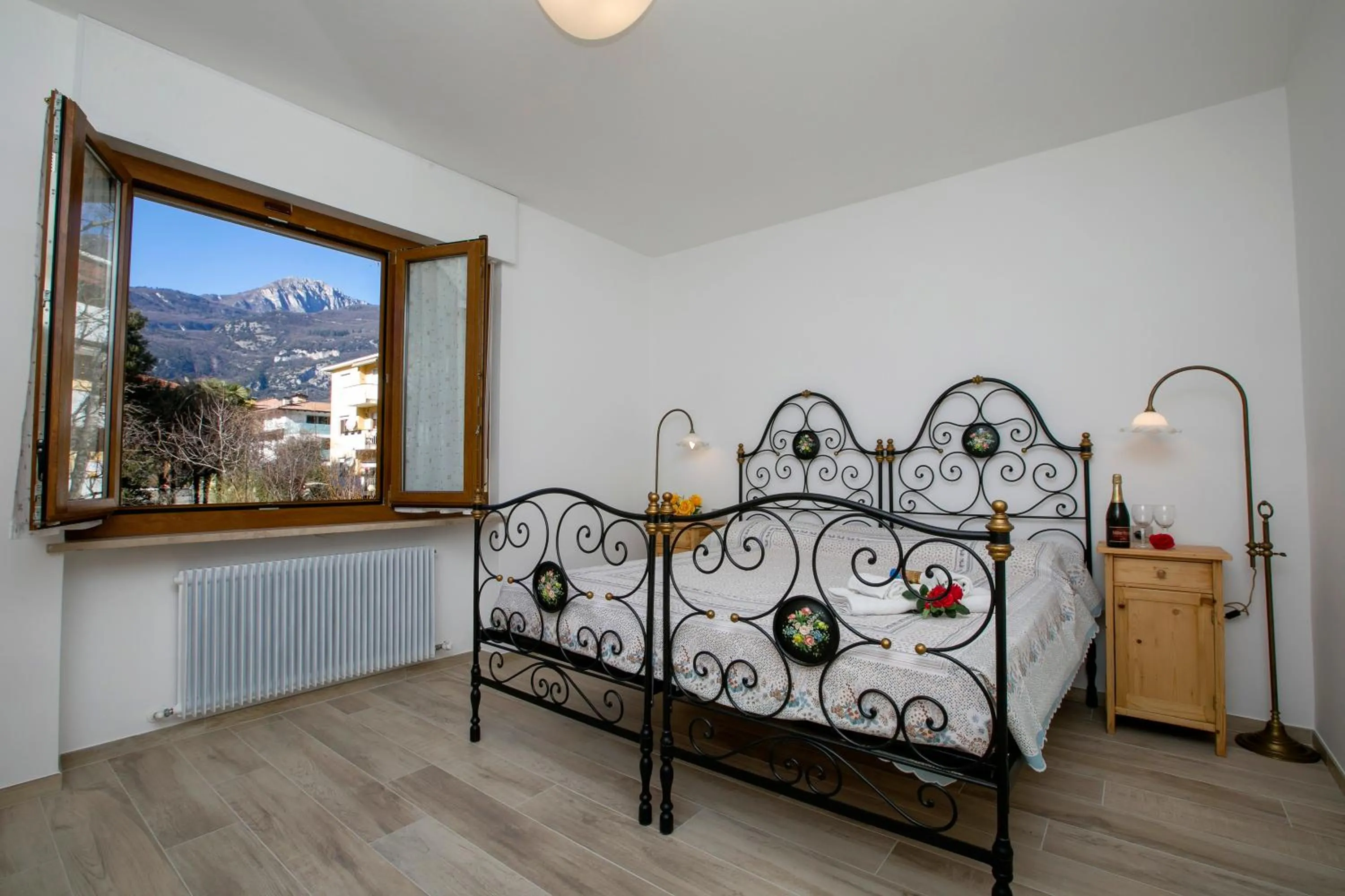 Bedroom, Bed in Bella Arco Apartment - Happy Rentals