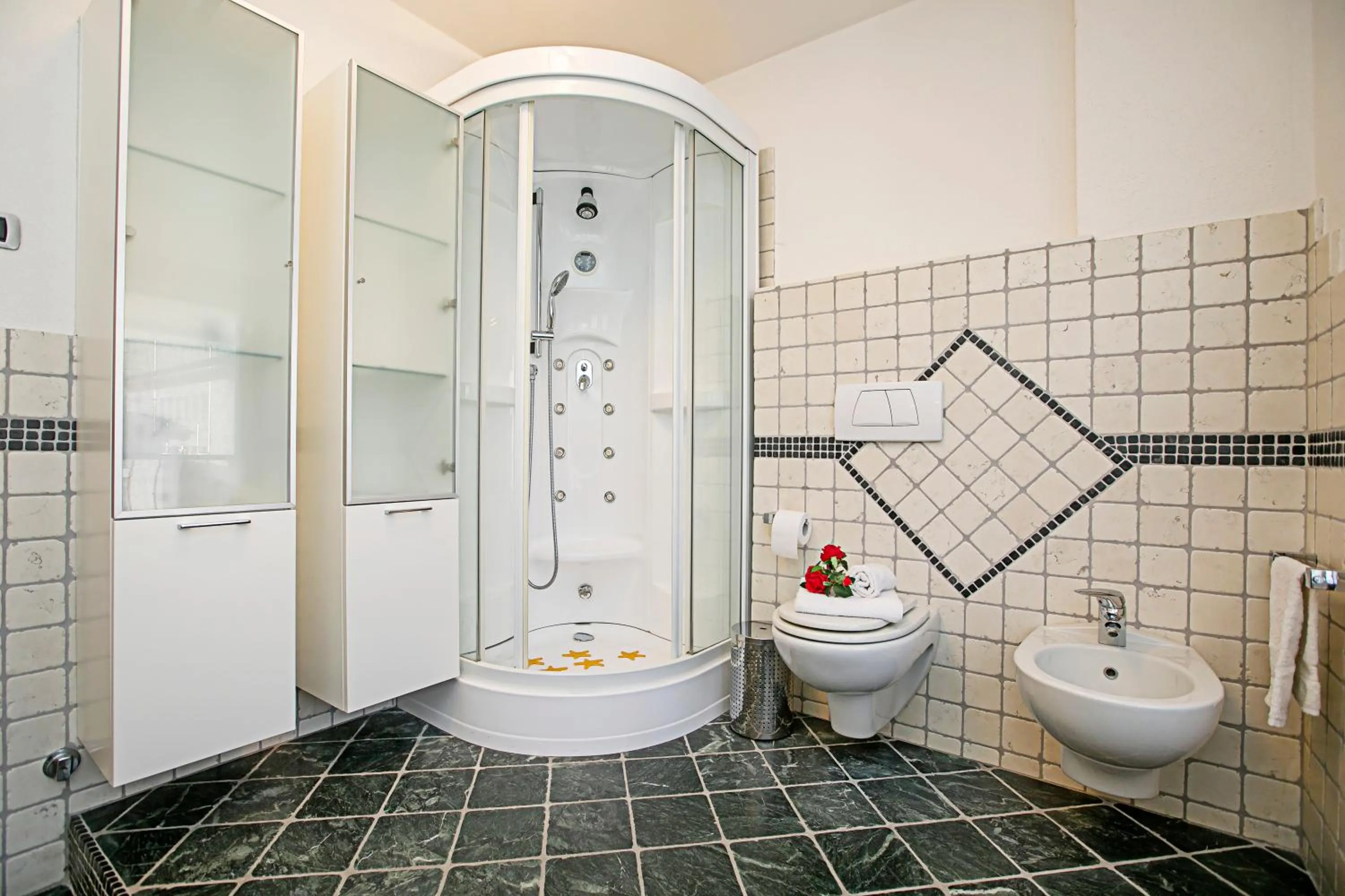 Bathroom in Paulie Apartment - Happy Rentals