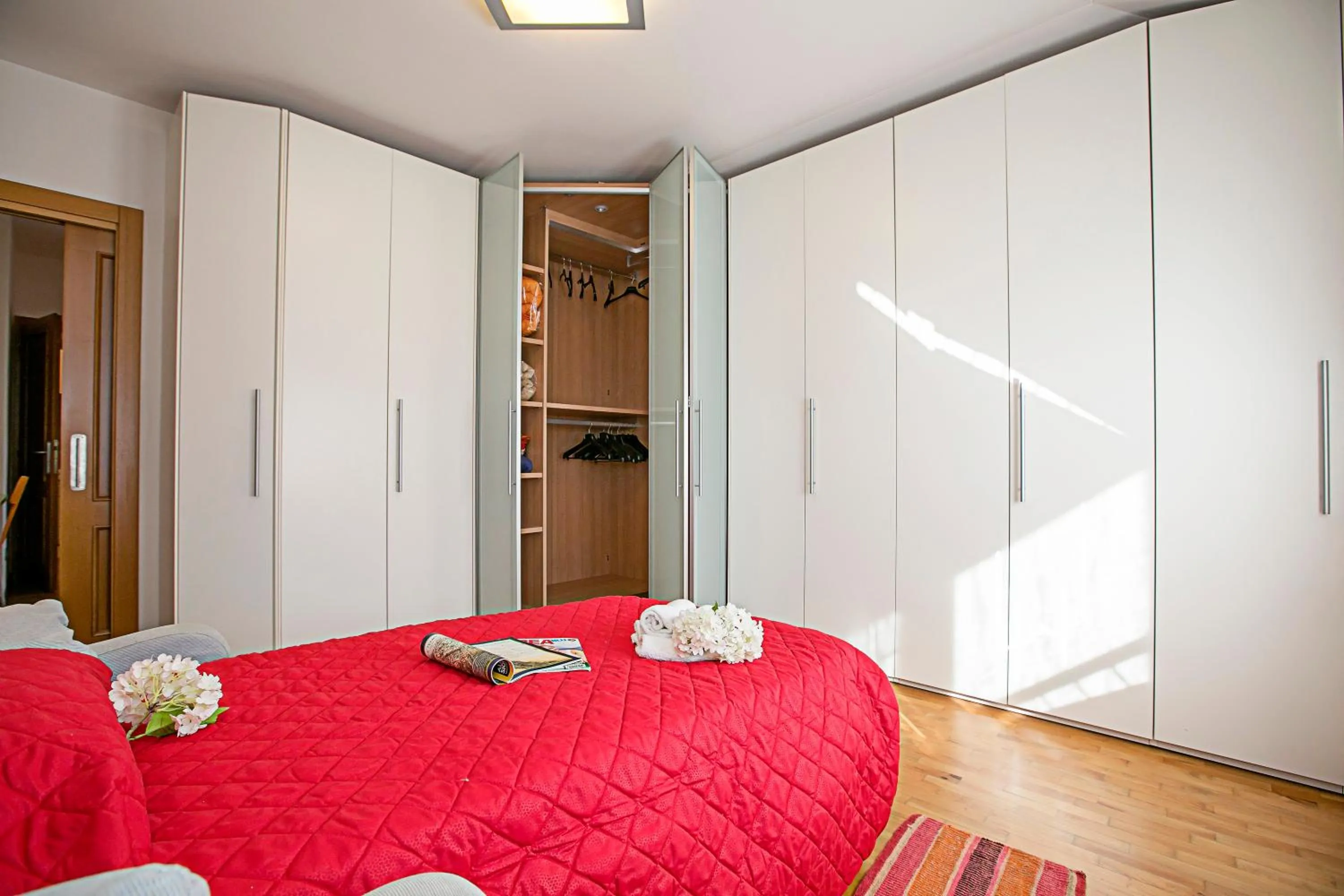 Bedroom, Bed in Paulie Apartment - Happy Rentals