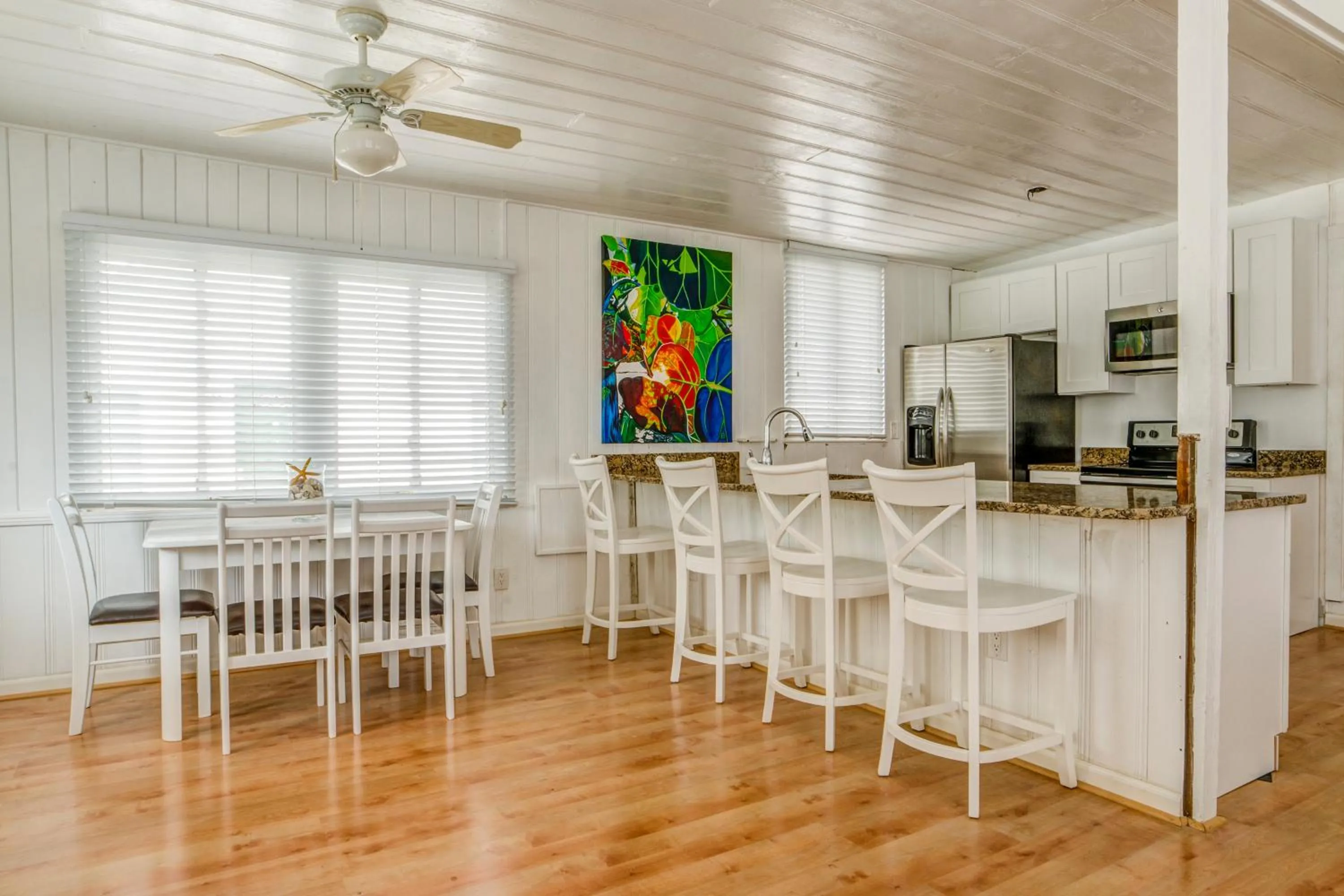 Dining area in Twins Inn & Apartments
