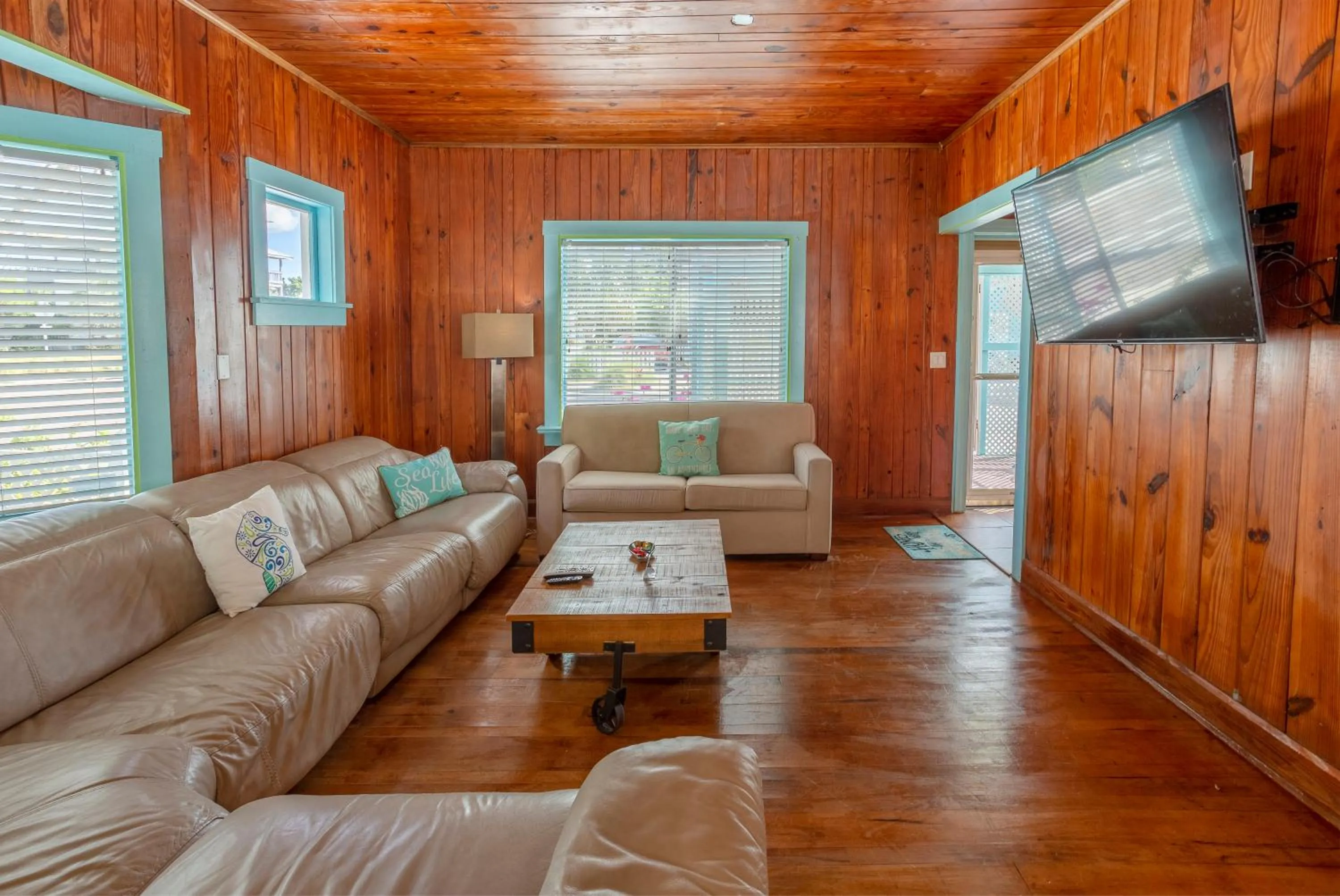 Communal lounge/ TV room in Twins Inn & Apartments