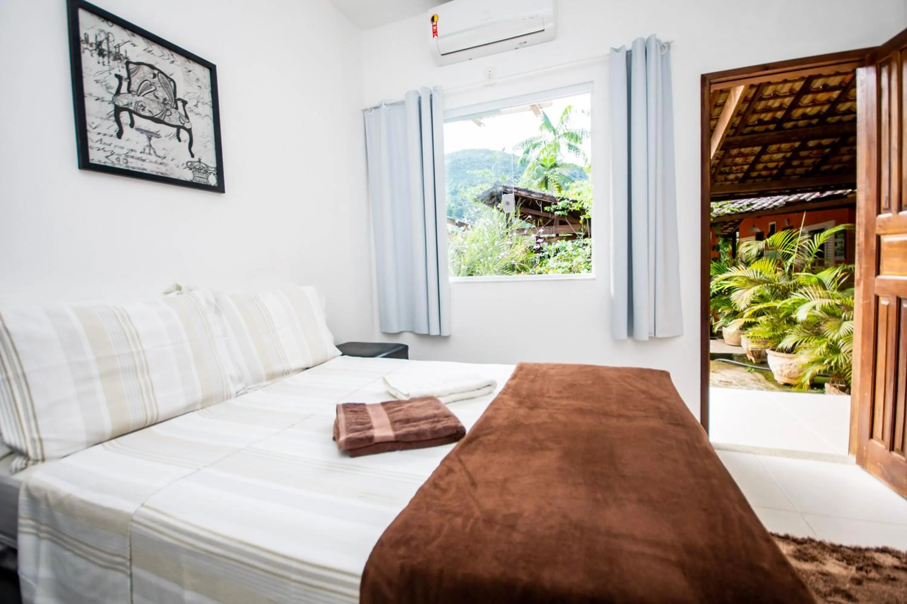 Photo of the whole room, Bed in Pousada Quatro Estações Paraty