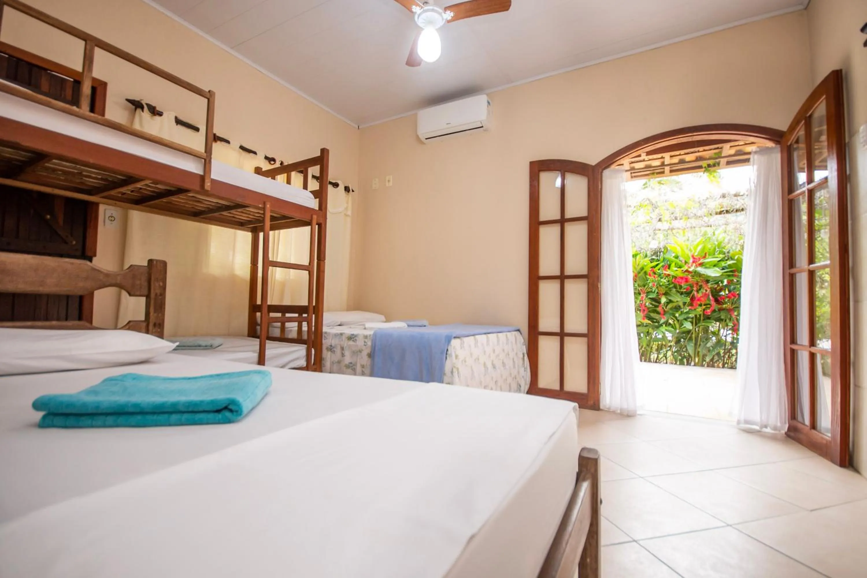 Photo of the whole room, Bed in Pousada Quatro Estações Paraty