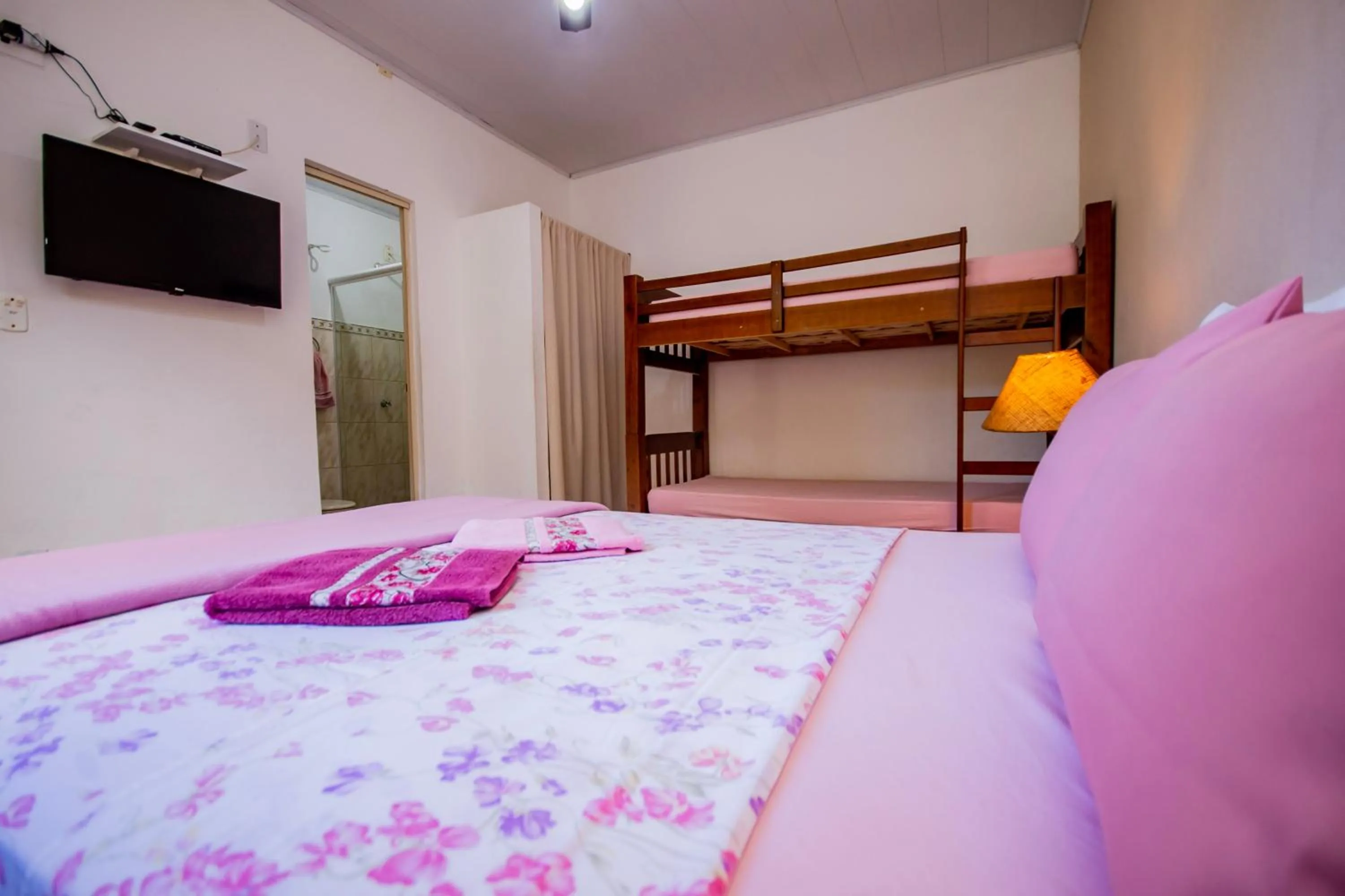 Photo of the whole room, Bed in Pousada Quatro Estações Paraty