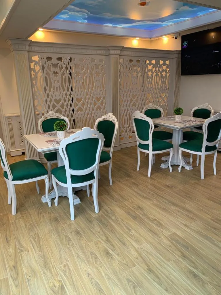 Restaurant/places to eat in Park Luxury Rooms