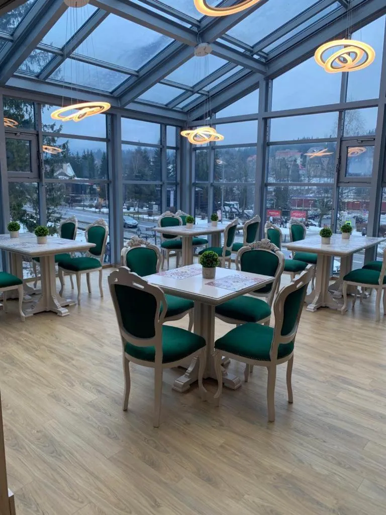 Restaurant/places to eat in Park Luxury Rooms