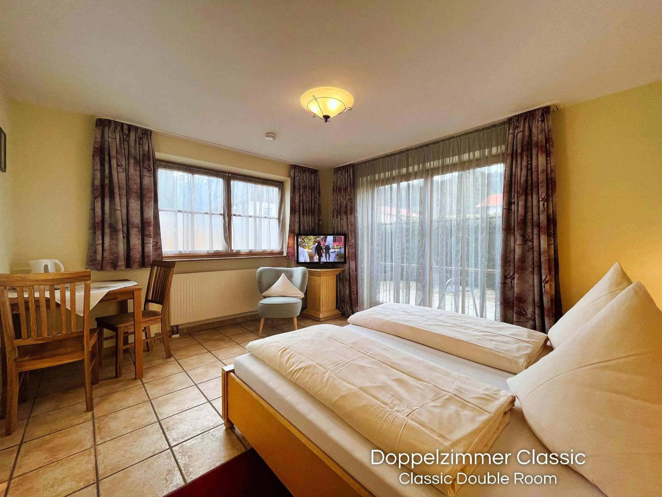 Photo of the whole room, Bed in Landhotel Guglhupf