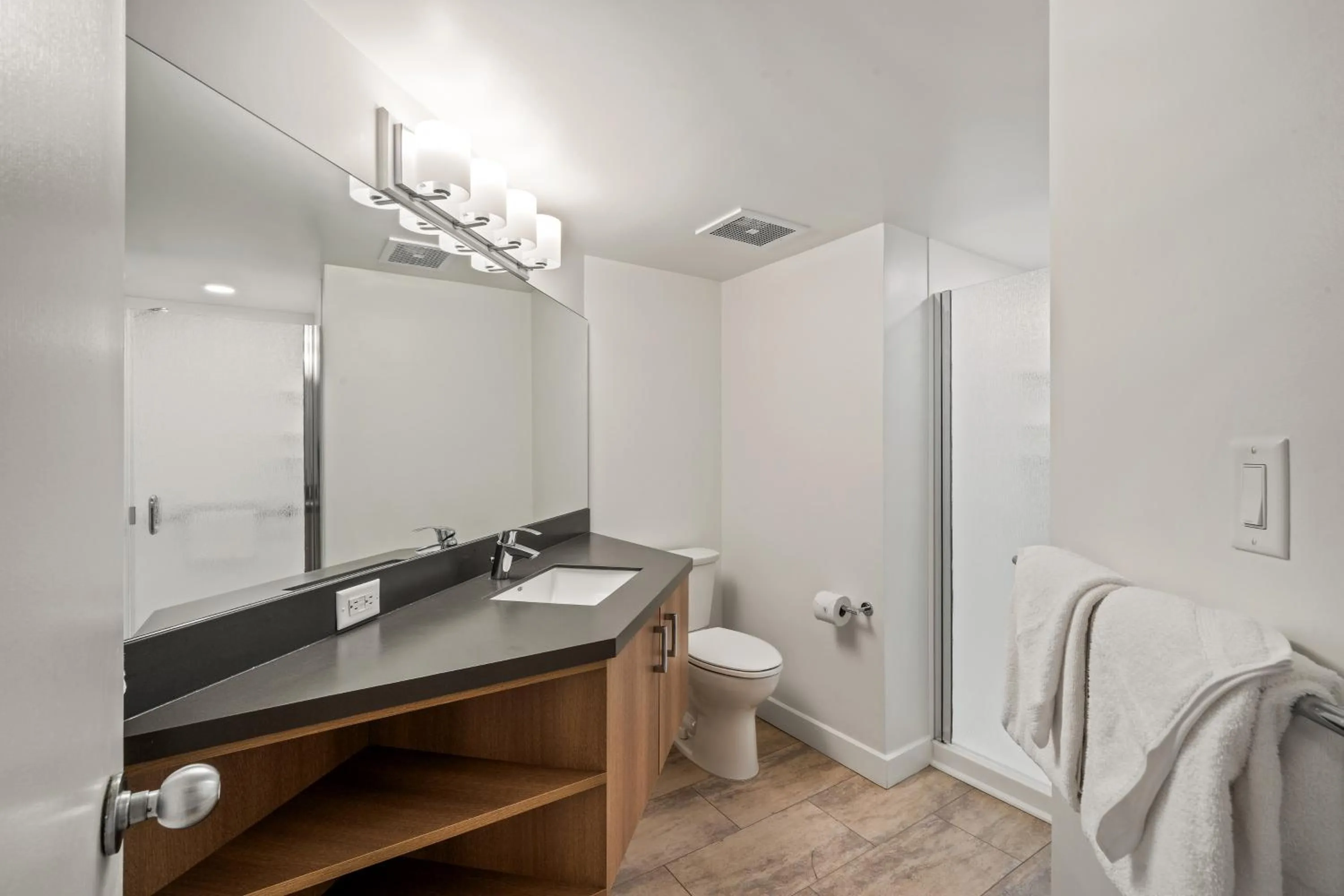 Bathroom, Bed in Kahana Falls Resort