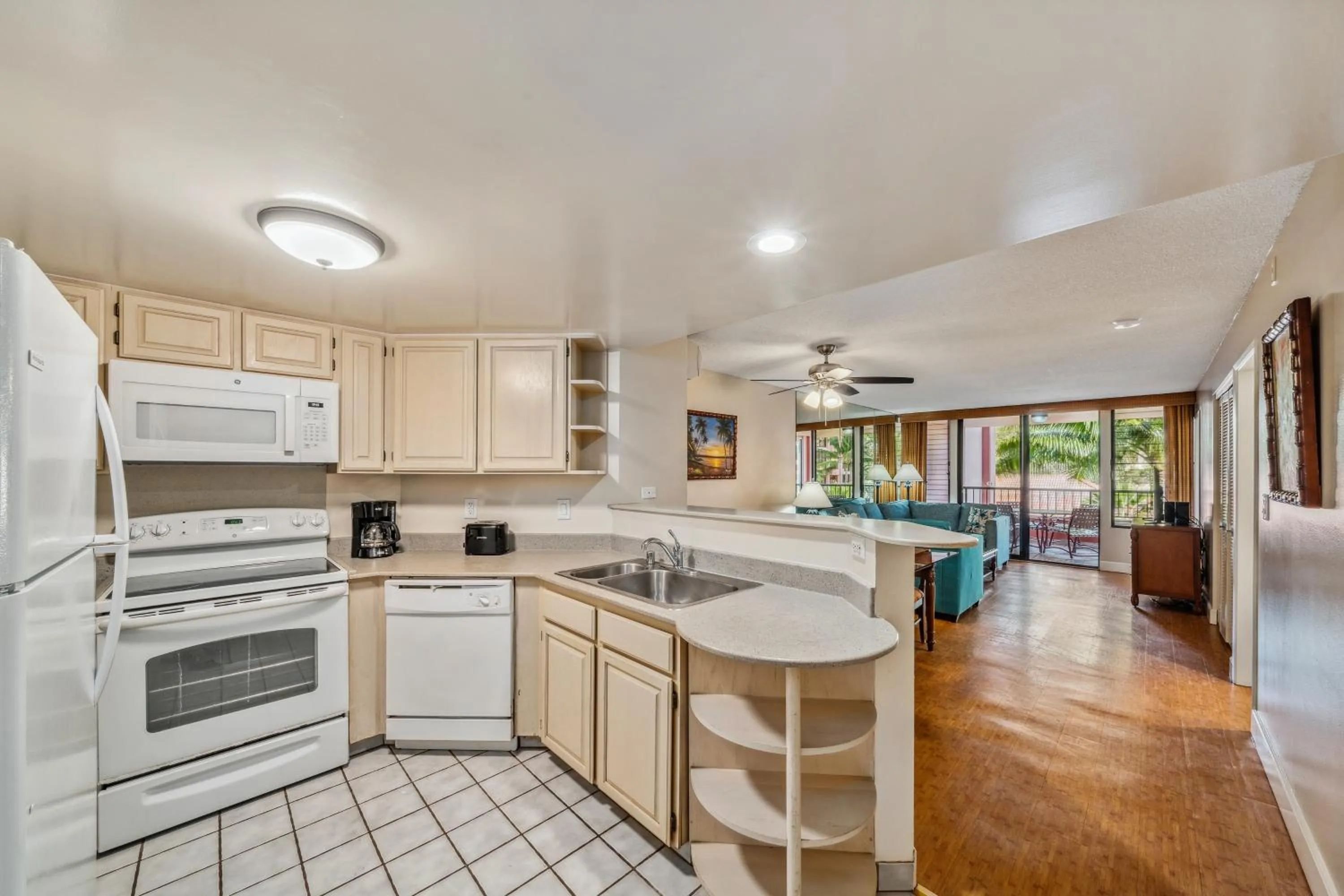Kitchen or kitchenette in Kahana Falls Resort