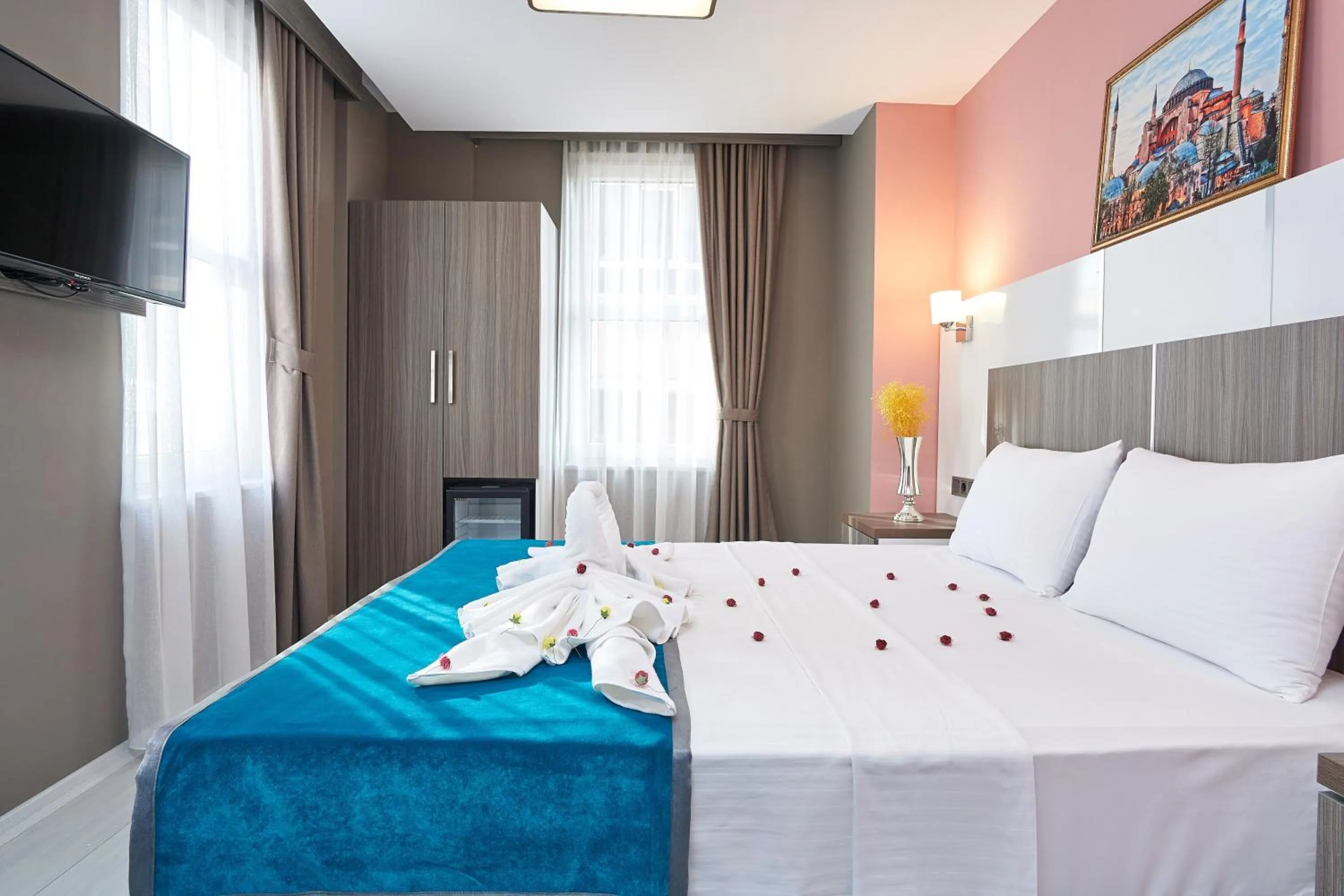 Communal lounge/ TV room, Bed in Renzo Hotel - Special Category