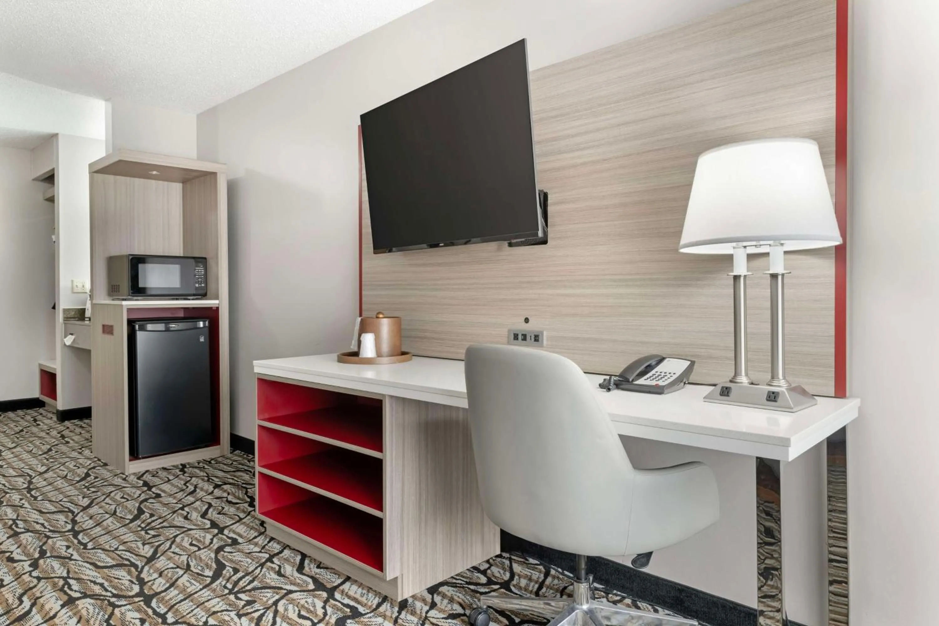 Bedroom in Best Western Plus Albert Lea I-90/I-35 Hotel