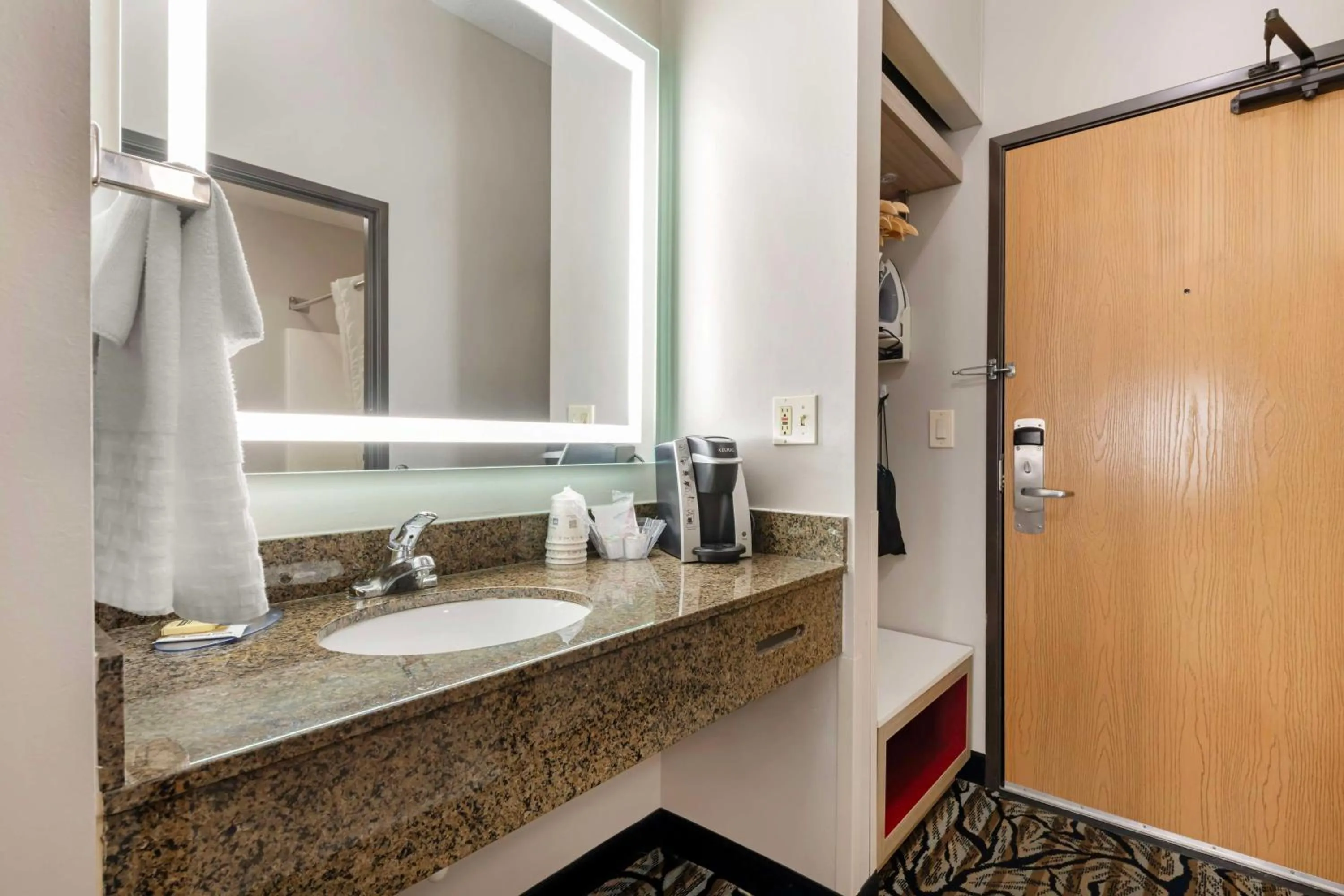 Bathroom in Best Western Plus Albert Lea I-90/I-35 Hotel