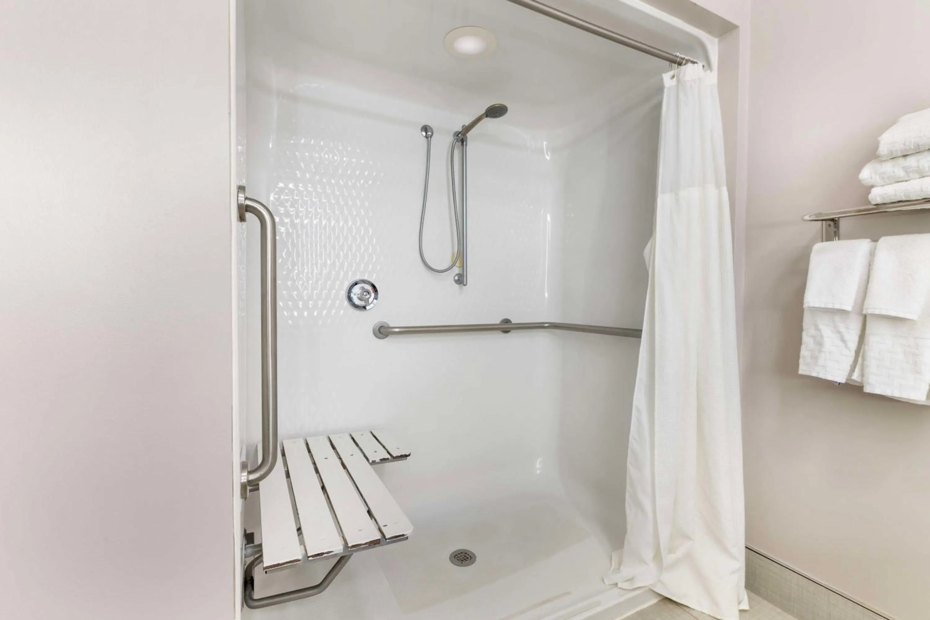 Bathroom in Best Western Plus Albert Lea I-90/I-35 Hotel