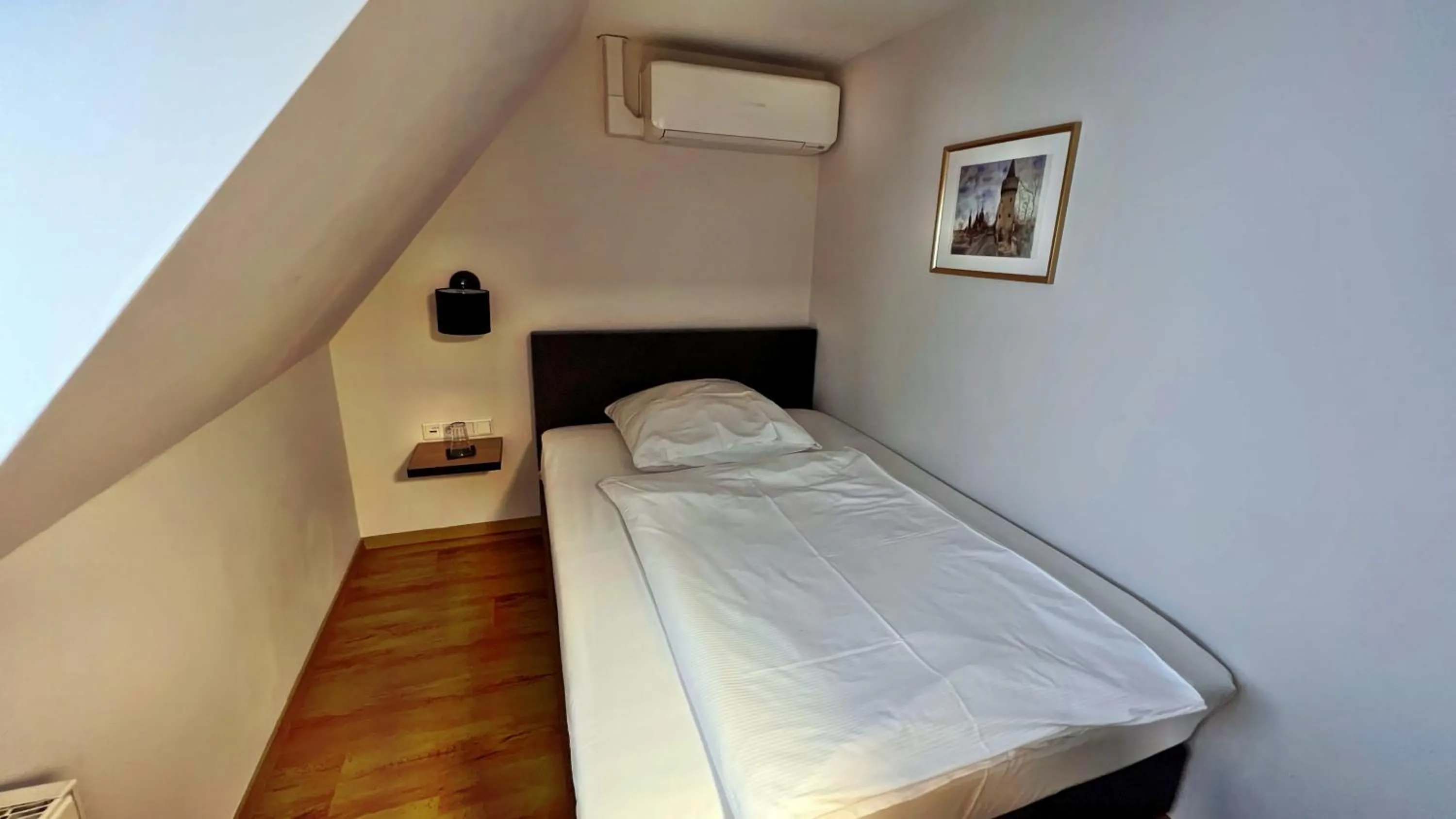 Bed in Hotel Zu den Drei Kronen