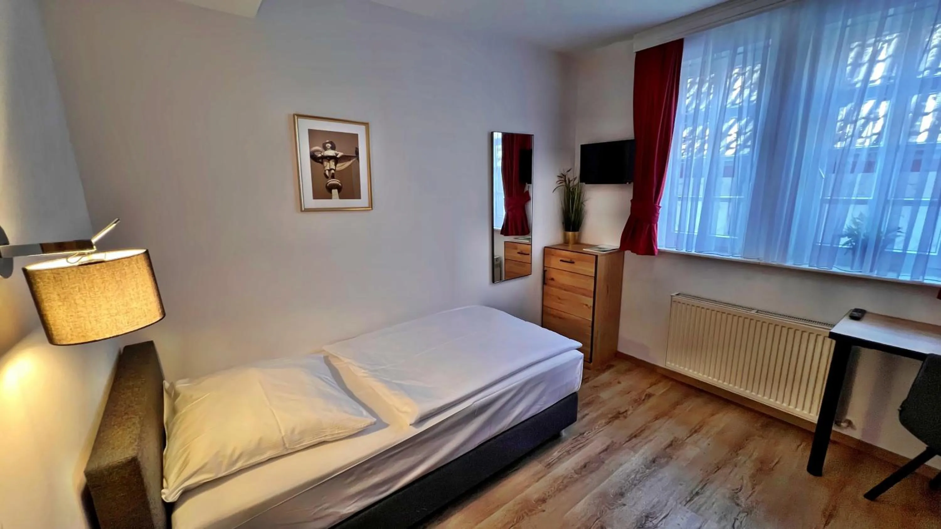 Photo of the whole room, Bed in Hotel Zu den Drei Kronen