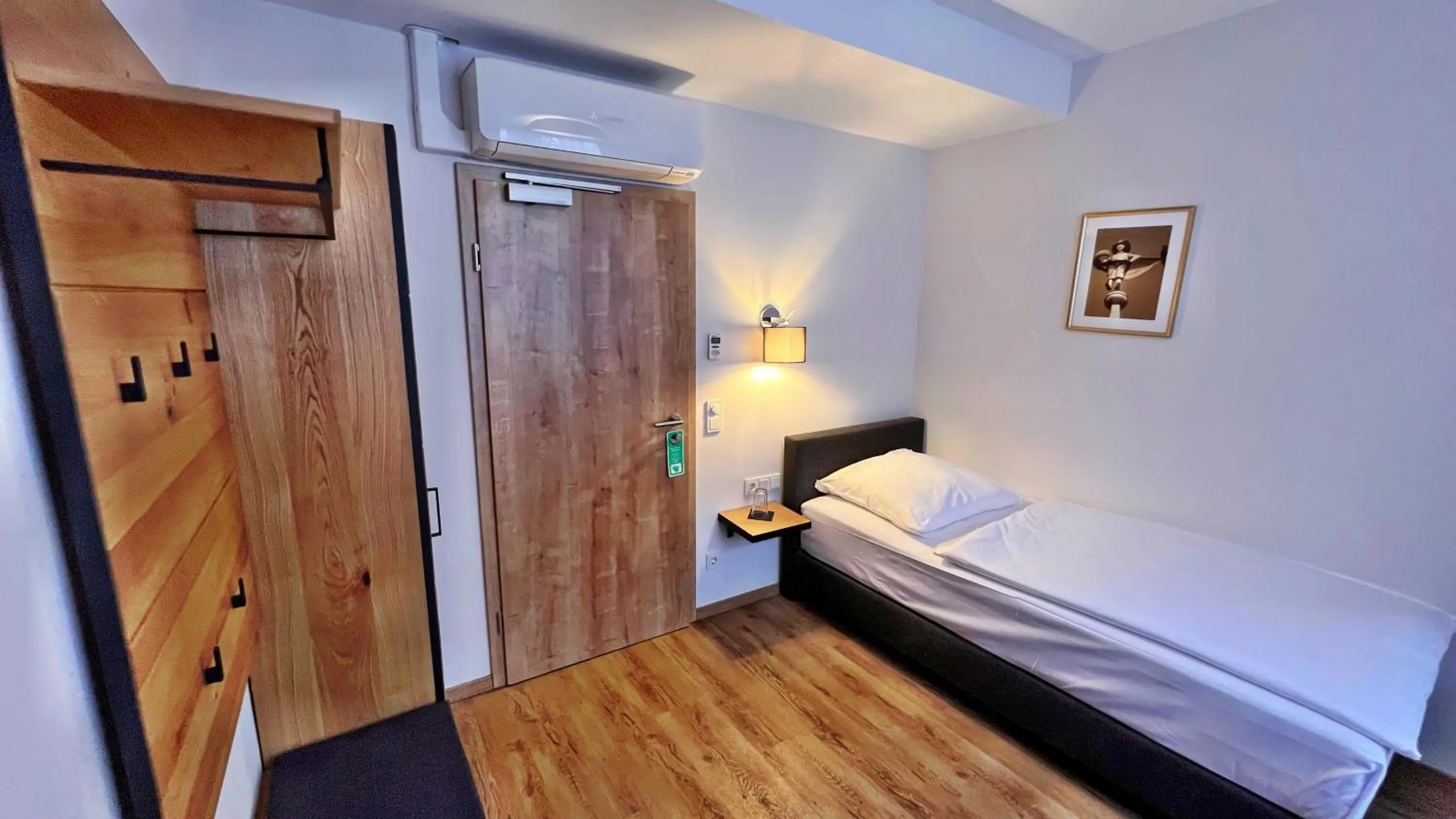 Photo of the whole room, Bed in Hotel Zu den Drei Kronen