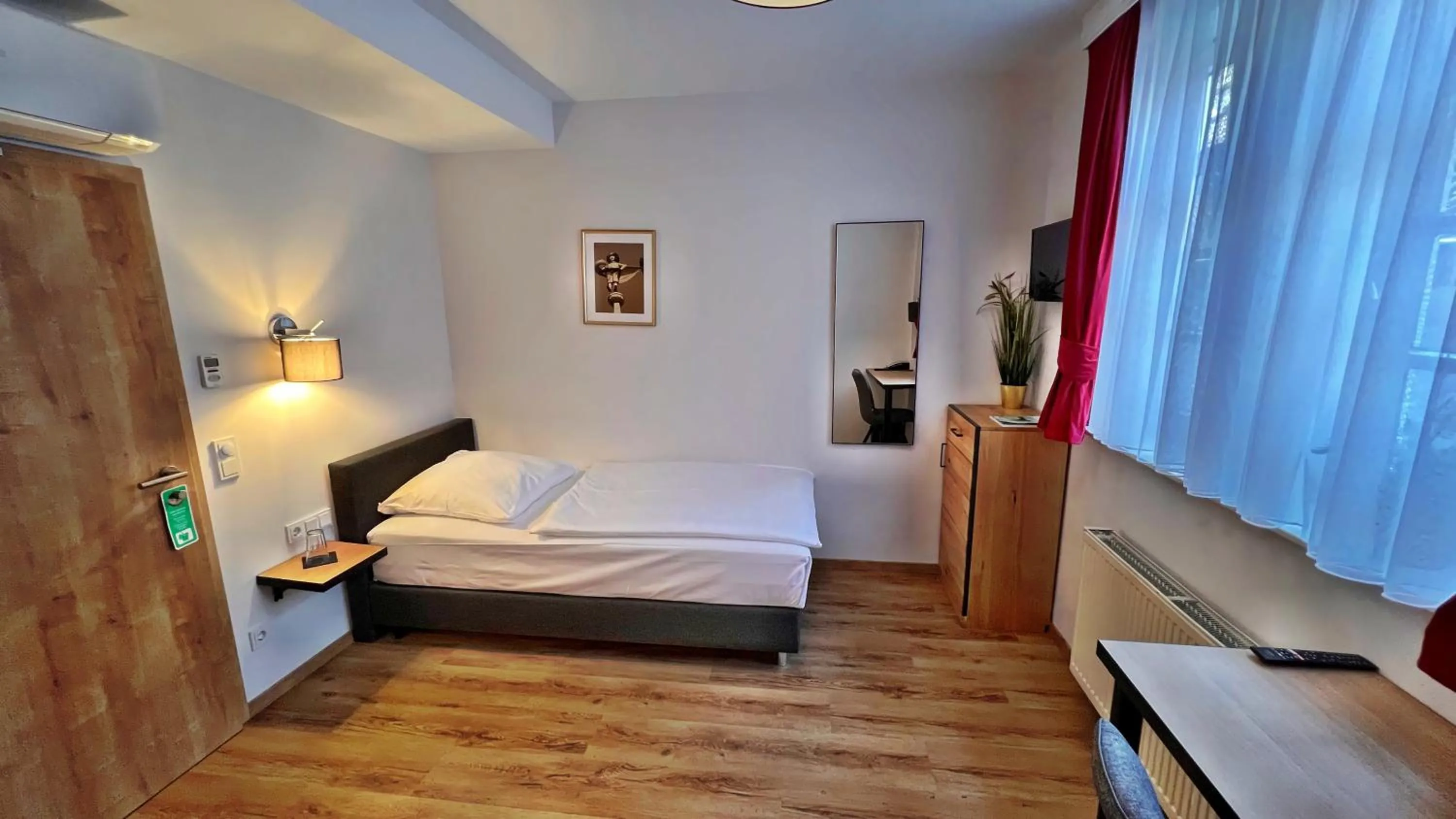 Photo of the whole room, Bed in Hotel Zu den Drei Kronen