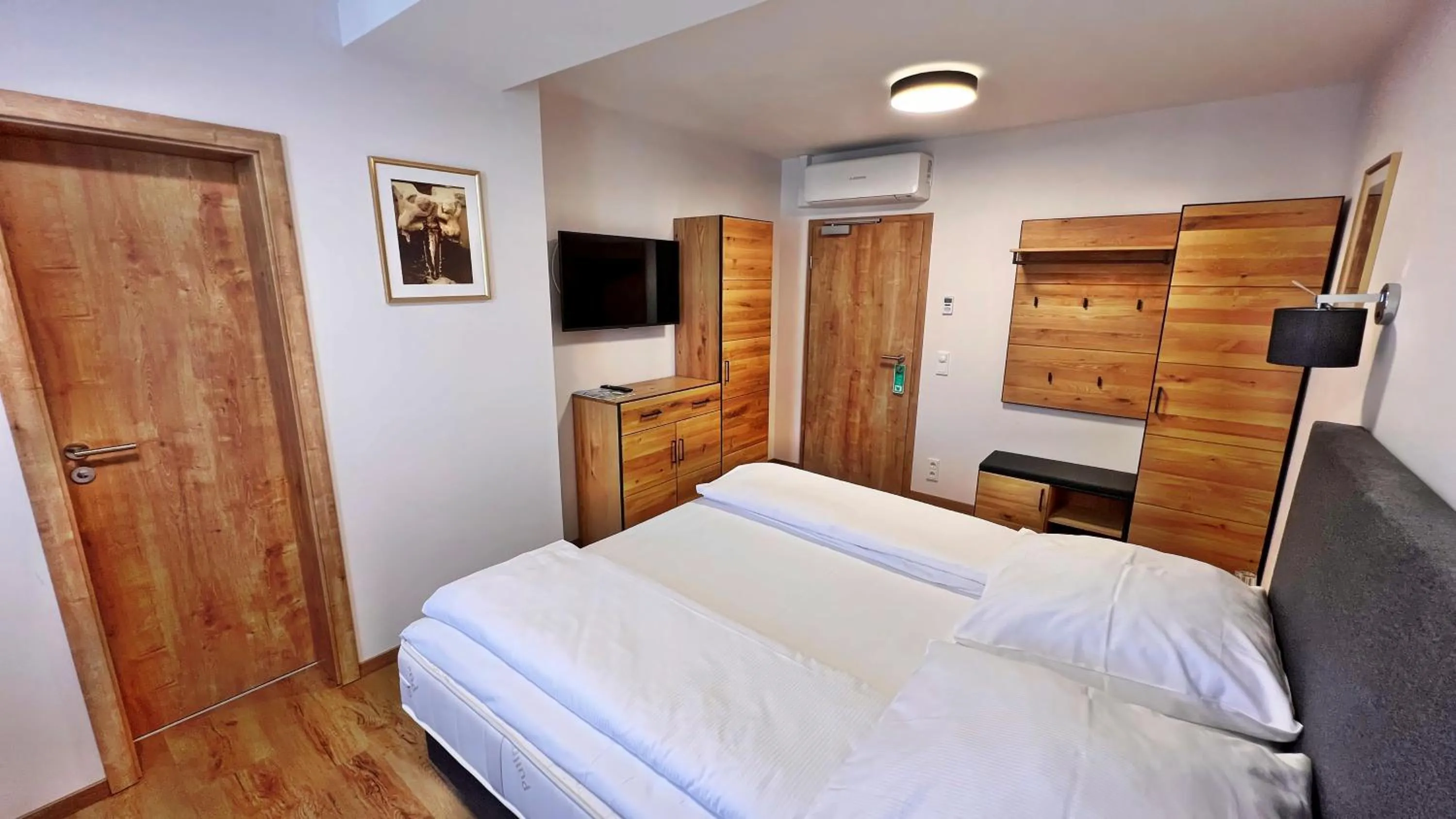 Bed in Hotel Zu den Drei Kronen