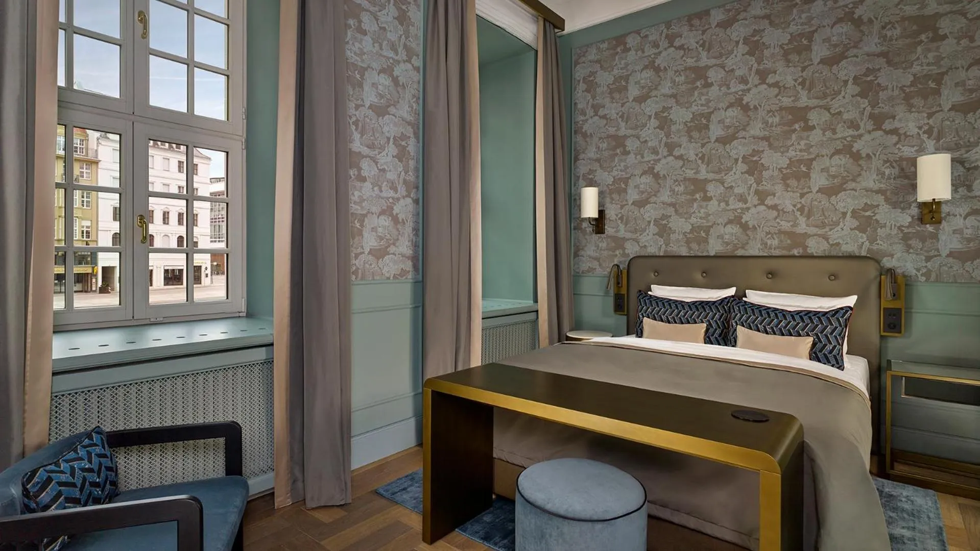 Bed in Hotel Taschenbergpalais Kempinski