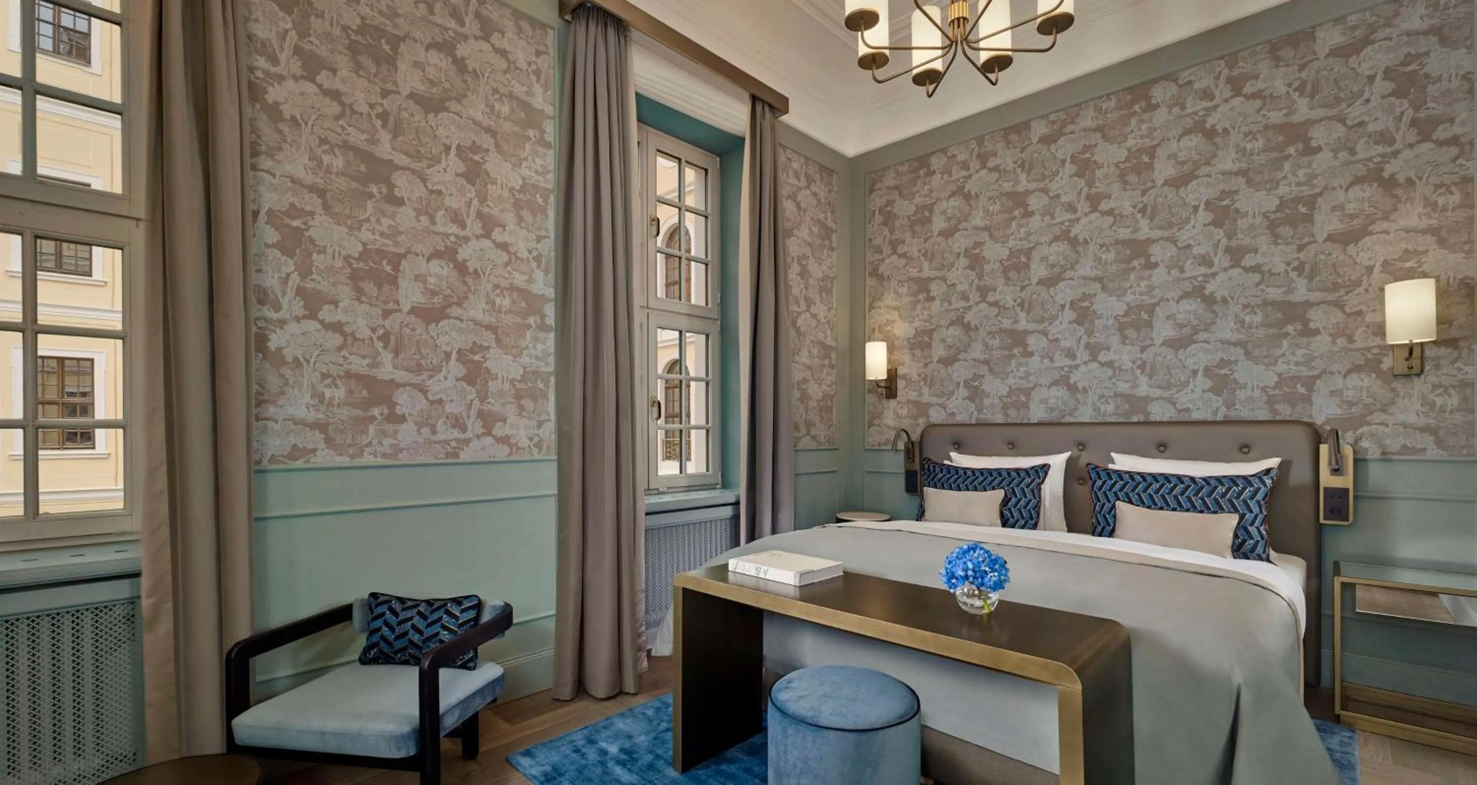 Property building, Bed in Hotel Taschenbergpalais Kempinski