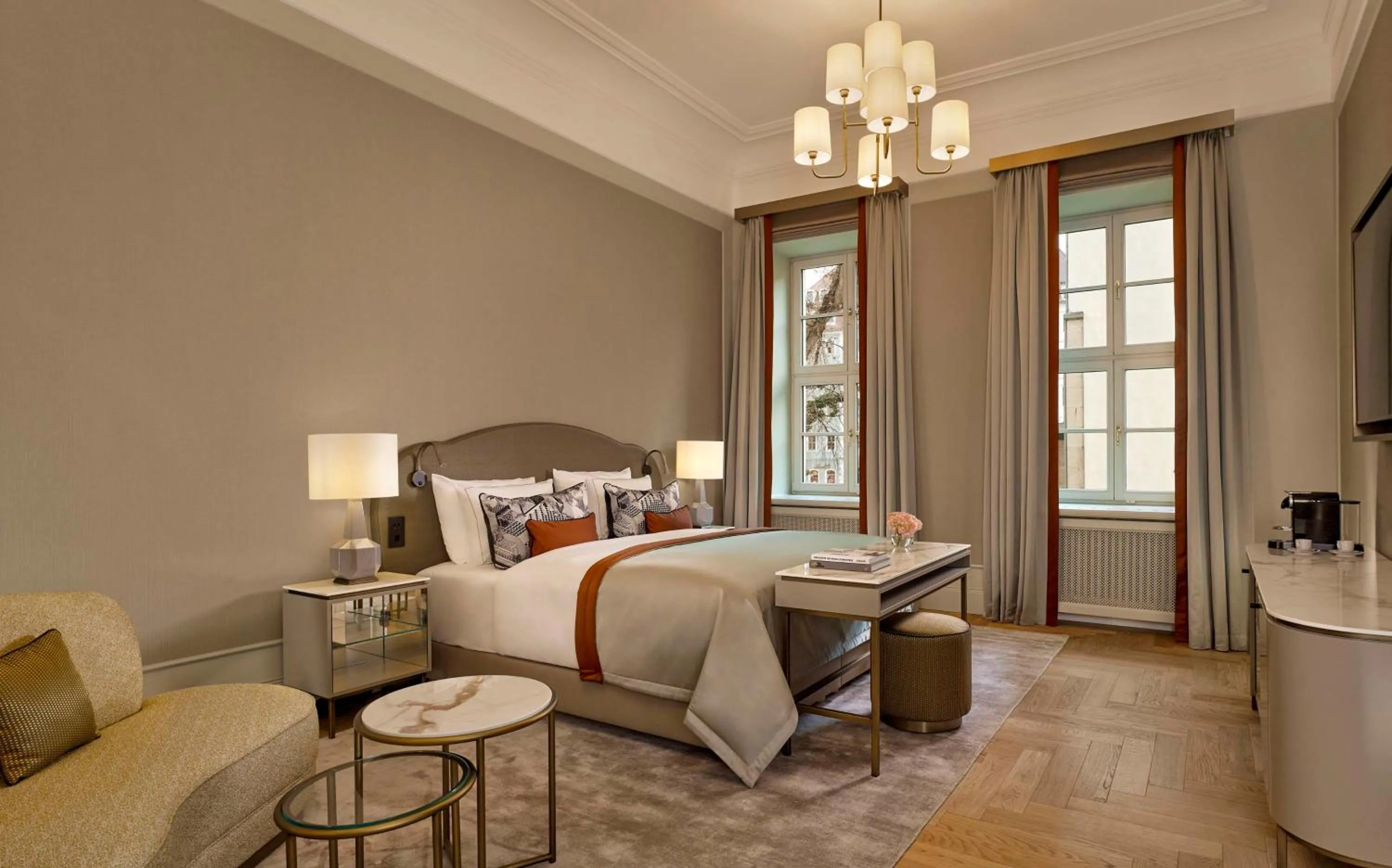 Property building, Bed in Hotel Taschenbergpalais Kempinski